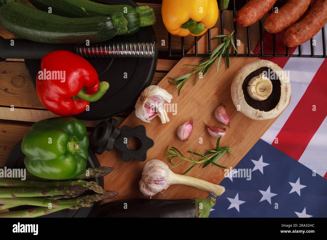 Gym Kurzhanteln, Essen und Flagge der Vereinigten Staaten von Amerika. Fit Barbecue-Party-Konzept für die Feiertagsfeier am 4. Juli in den USA. Stockfoto