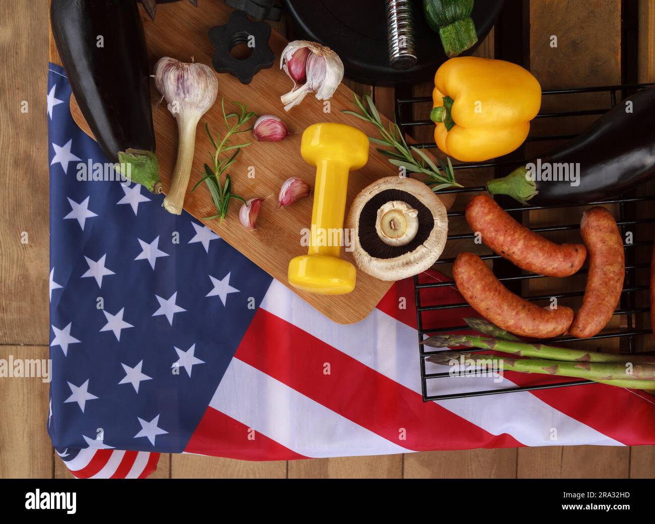 Gym Kurzhanteln, Essen und Flagge der Vereinigten Staaten von Amerika. Fit Barbecue-Party-Konzept für die Feiertagsfeier am 4. Juli in den USA. Stockfoto