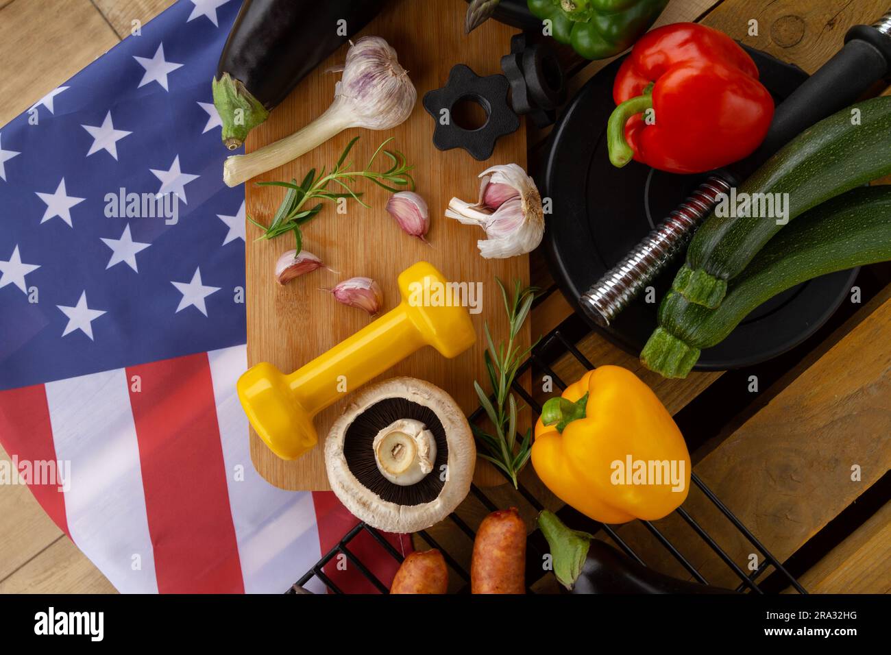 Gym Kurzhanteln, Essen und Flagge der Vereinigten Staaten von Amerika. Fit Barbecue-Party-Konzept für die Feiertagsfeier am 4. Juli in den USA. Stockfoto