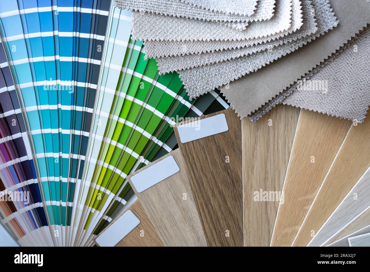 Farbschema-Palette mit Farbmustern, Holzböden und Möbelmaterial. Architekten- oder Innendesign mit flacher Verlegung. Stockfoto