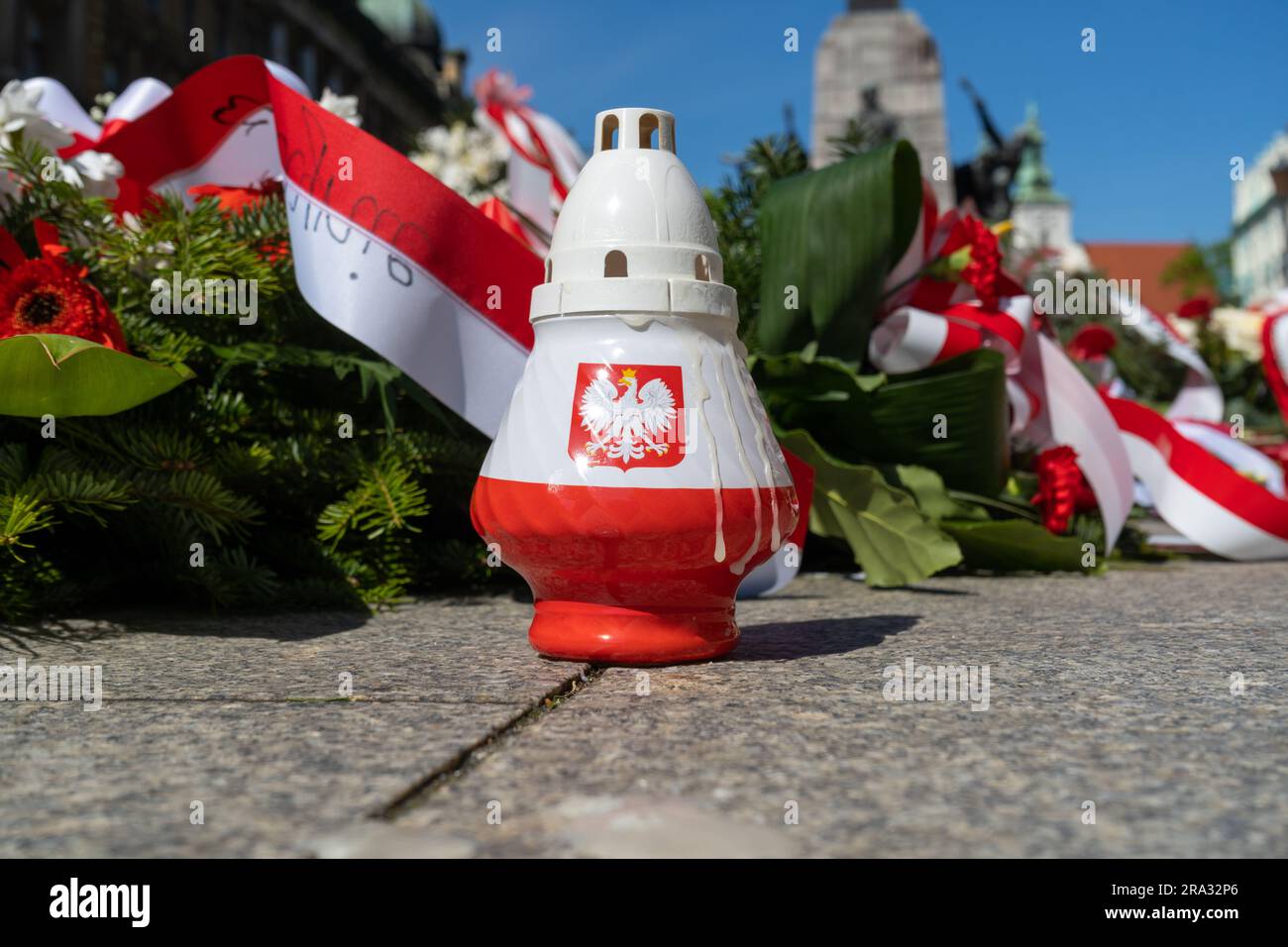 Patriotische Grabkerze in weiß-roter Farbe der polnischen Flagge, mit dem Wappen Polens. Stockfoto