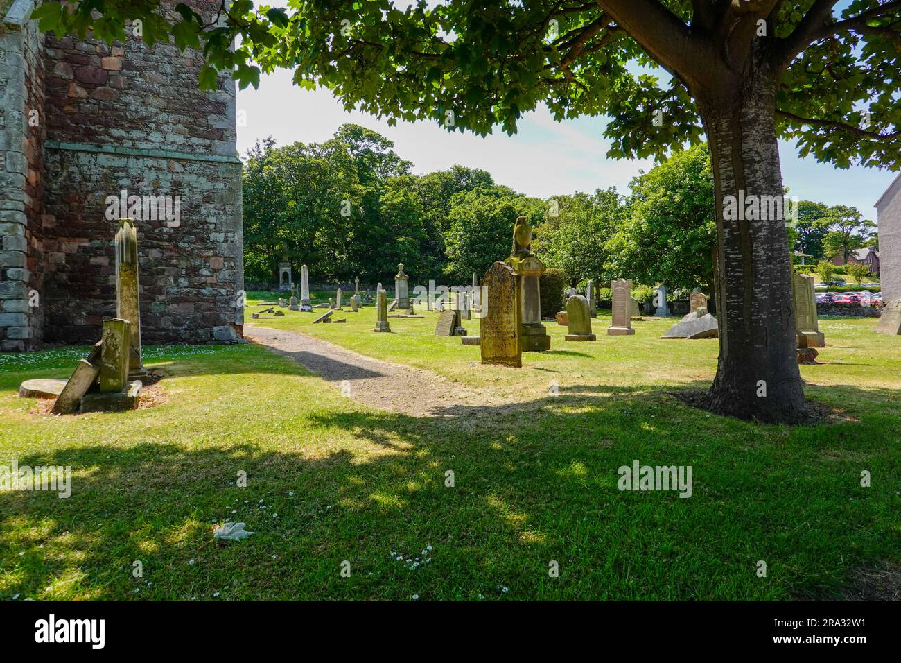 Grabsteine in Old St. Andrew's Kirk Ports Yard, North Berwick, East Lothian, Schottland, Vereinigtes Königreich. Stockfoto