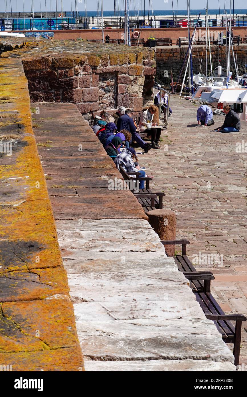 Künstler, Erwachsenenklasse, Zeichnen, Skizzieren, draußen im North Berwick Harbour, East Lothian, Schottland, Großbritannien. Stockfoto