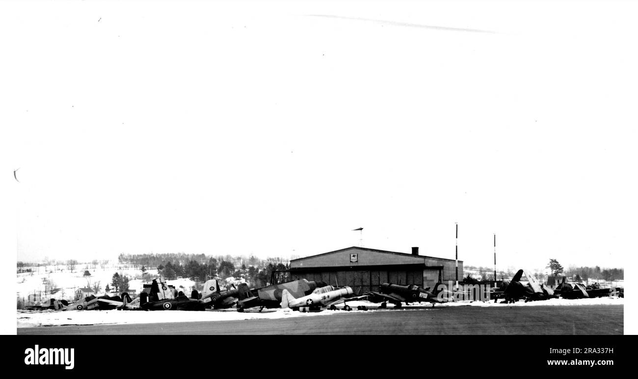 Flugzeug auf der Naval Air Station in Brunswick, Maine. Offizielle US-Regierung Navy Photography Photo Lab - NAS - Brunswick, ICH. Brun NR. 753-3-44. Datum: 22. März 1944. Eingeschränkt... 1944-03-22T00:00:00. Stockfoto