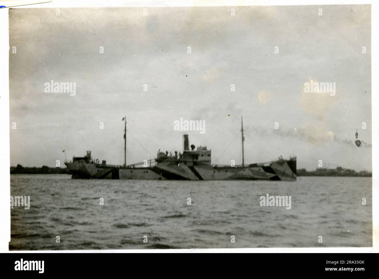 Foto der SS Bedminster. Foto von S.S. Bedminster. Okt. 29, 1918. Staatsangehörigkeit: Amerikanisch. Tonnage: 2580. Captain: J. Constantine. Eigentümer: Emergency Fleet Corp Aus Richtung Jacksonville, Florida: Wo fotografiert wurde: Charleston, S. C. Sixth Naval Dist. Von dem J.B. Dearborn fotografiert wurde. Datum Des Fotos: 22. Oktober 18. Wo Getarnt Wurde: Jacksonville, Florida. Datum: 15. September 18. Freeman, Befehle der U.S. Navy. Schiffstyp: Gut Gestreckt. Merkmale Der Farbmerkmale: Nr. 3 Blau, Weiß, Schwarz Und Nr. 1 Blau-Grau. Zwei Masten, Basis Des Vorrangs Nr. 3 Blau Hinten Nr. 1 Blaugrau. Ein Stapel Weiß Schwarz Und Stockfoto