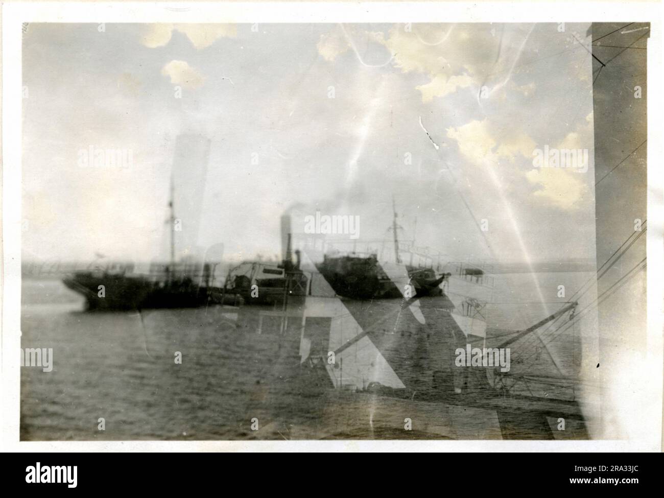 Foto der Vorderseite der Brücke des SS war Soldier. Foto: Vorderseite Der Brücke. November 9 1918. Foto von S. war Soldier. Staatsangehörigkeit: Britisch. Tonnage: 7541, Länge: 461' Träger: 58'6' Entwurf: 26'6'. Hauptmann: W. Burdon. Besitzer: Furness Line. Aus Richtung Tocapila, Chili Tocopilla, Chile: Ziel: Vereinigtes Königreich. Wo fotografiert wurde: Charleston S. C. Sechster Marinestrand. Von dem J. B. Dearborn fotografiert wurde. Datum: 10/23/18. Zeit 1:30 UHR Wo Getarnt Wurde: Glasgow Schottland. Datum: August 1918. Von Wem Getarnt Wurde: Auf Befehl Der Britischen Admiralität. Art Der Stockfoto