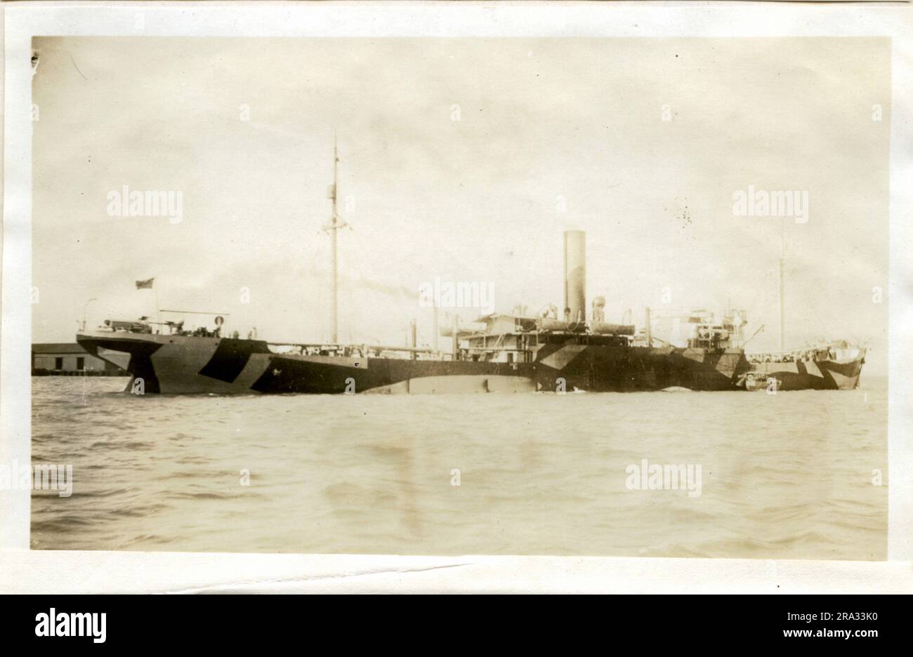 Foto des SS war Soldier. Foto von S. war Soldier. November 9 1918. Staatsangehörigkeit: Britisch. Tonnage: 7541, Länge: 461' Träger: 58'6' Entwurf: 26'6'. Hauptmann: W. Burdon. Besitzer: Furness Line. Aus Richtung Tocapila, Chili Tocopilla, Chile: Ziel: Vereinigtes Königreich. Wo fotografiert wurde: Charleston S. C. Sechster Marinestrand. Von dem J. B. Dearborn fotografiert wurde. Datum: 10/23/18. Zeit 1:30 UHR Wo Getarnt Wurde: Glasgow Schottland. Datum: August 1918. Von Wem Getarnt Wurde: Auf Befehl Der Britischen Admiralität. Schiffstyp: Well Deck: Farbnummern: #3 Oliv, Schwarz, Weiß, #2 Grau & Stockfoto