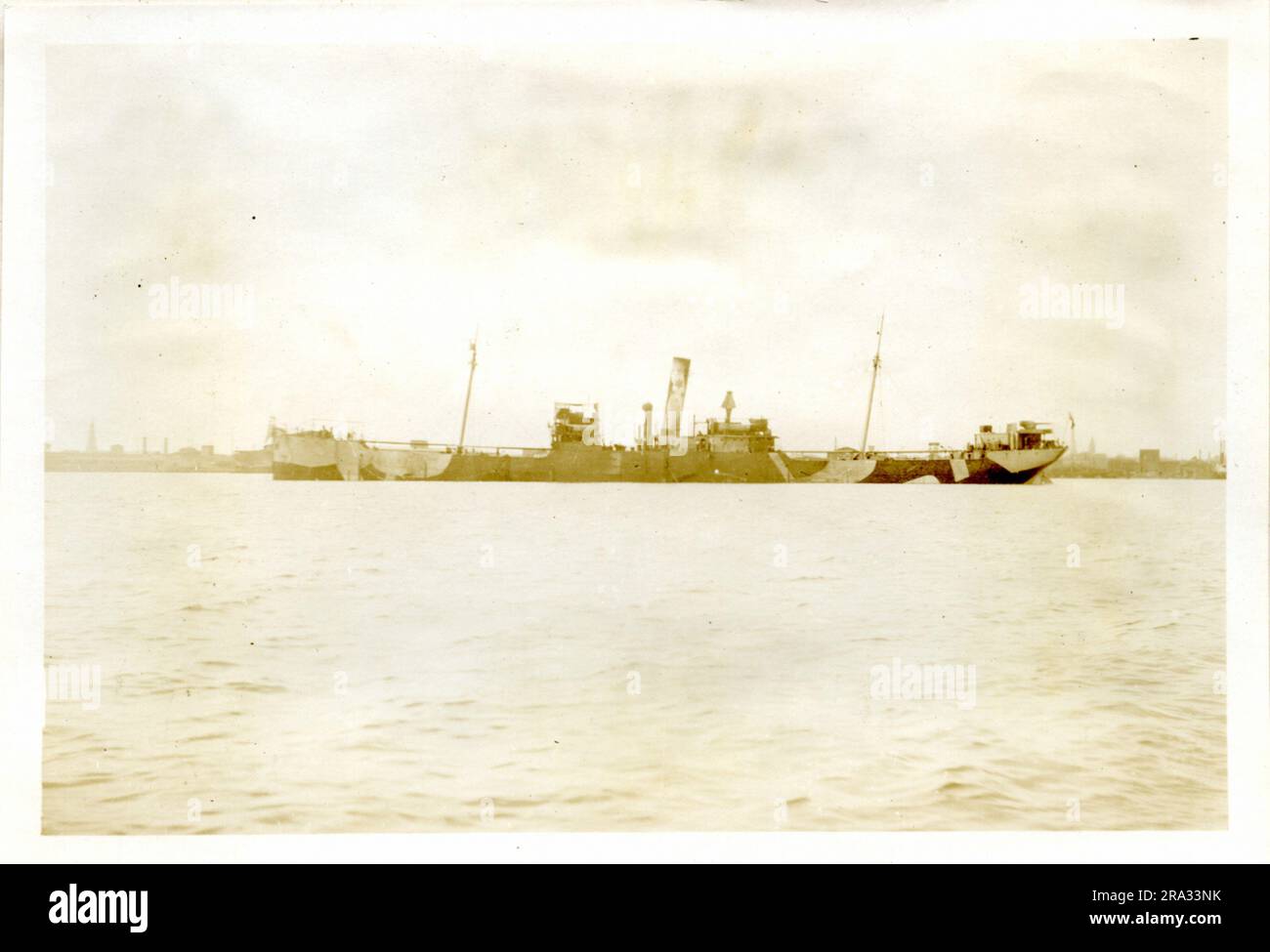 Foto: Hafenansicht der SS Bedeburn. Foto Von Port View. Datum: 11. Oktober 1918. Foto von S. S. S. Bedeburn. Staatsangehörigkeit: - Britisch. Tonnage: - 3449. - A. J. Brewer. Eigentümer: - Watts Watts & Co. Von eng. Aus Richtung Havanna, Kuba. Ziel: - Queenstown Irland. Wo fotografiert wurde: - Charleston, S. C. Sechster Marinestandort. Von Wem: -. J. B. Dearborn. Datum: 17. September 1918. - Hull England. Datum: 12. Februar 1918. Von Dem Die Britische Admiralität Getarnt Wurde. Schiffstyp: - Bohrlochdeck. Länge: - , 350 Fuß Strahl: -46 Fuß Entwurf: -22 Stockfoto