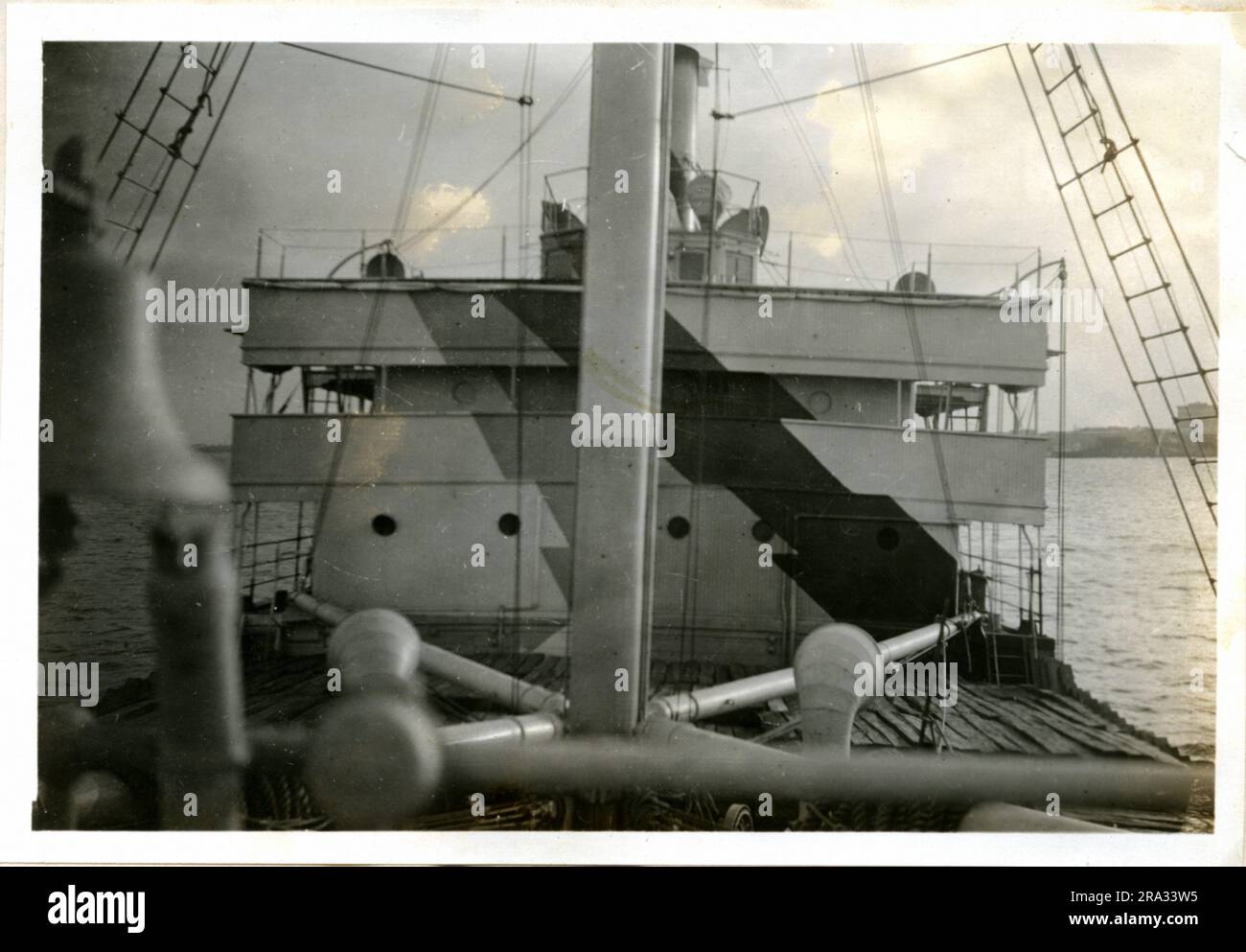 Foto der Vorderseite der Brücke der SS Bedminster. Foto: Vorderseite Der Brücke. Okt. 29, 1918. Foto von S.S. Bedminster. Staatsangehörigkeit: Amerikanisch. Tonnage: 2580. Captain: J. Constantine. Eigentümer: Emergency Fleet Corp Aus Richtung Jacksonville, Florida: Wo fotografiert wurde: Charleston, S. C. Sixth Naval Dist. Von dem J.B. Dearborn fotografiert wurde. Datum Des Fotos: 22. Oktober 18. Wo Getarnt Wurde: Jacksonville, Florida. Datum: 15. September 18. Freeman, Befehle der U.S. Navy. Schiffstyp: Gut Gestreckt. Merkmale Der Farbmerkmale: Nr. 3 Blau, Weiß, Schwarz Und Nr. 1 Blau-Grau. Zwei Masten, Ba Stockfoto