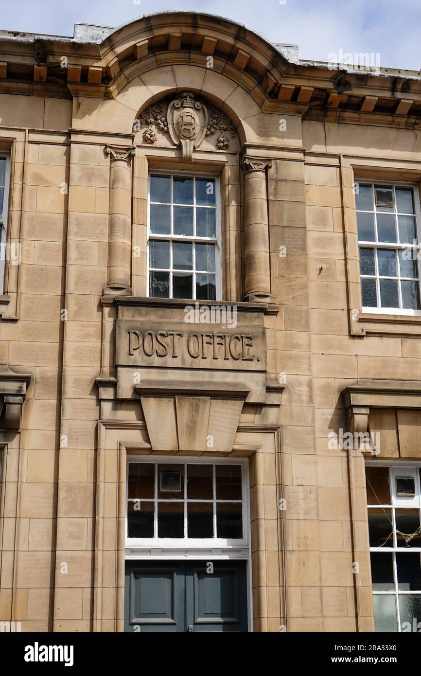 Postbürogebäude mit erhabenen Buchstaben auf der Vorderseite, Westgate, North Berwick, Schottland, Großbritannien. Stockfoto