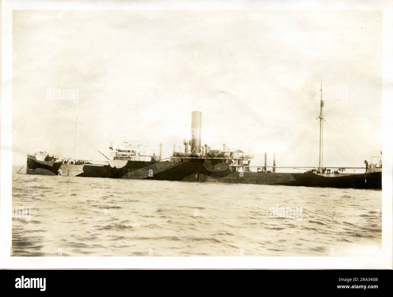 Foto des SS war Soldier. Foto von S. war Soldier. November 9 1918. Staatsangehörigkeit: Britisch. Tonnage: 7541, Länge: 461' Träger: 58'6' Entwurf: 26'6'. Hauptmann: W. Burdon. Besitzer: Furness Line. Aus Richtung Tocapila, Chili Tocopilla, Chile: Ziel: Vereinigtes Königreich. Wo fotografiert wurde: Charleston S. C. Sechster Marinestrand. Von dem J. B. Dearborn fotografiert wurde. Datum: 10/23/18. Zeit 1:30 UHR Wo Getarnt Wurde: Glasgow Schottland. Datum: August 1918. Von Wem Getarnt Wurde: Auf Befehl Der Britischen Admiralität. Schiffstyp: Well Deck: Farbnummern: #3 Oliv, Schwarz, Weiß, #2 Grau & Stockfoto