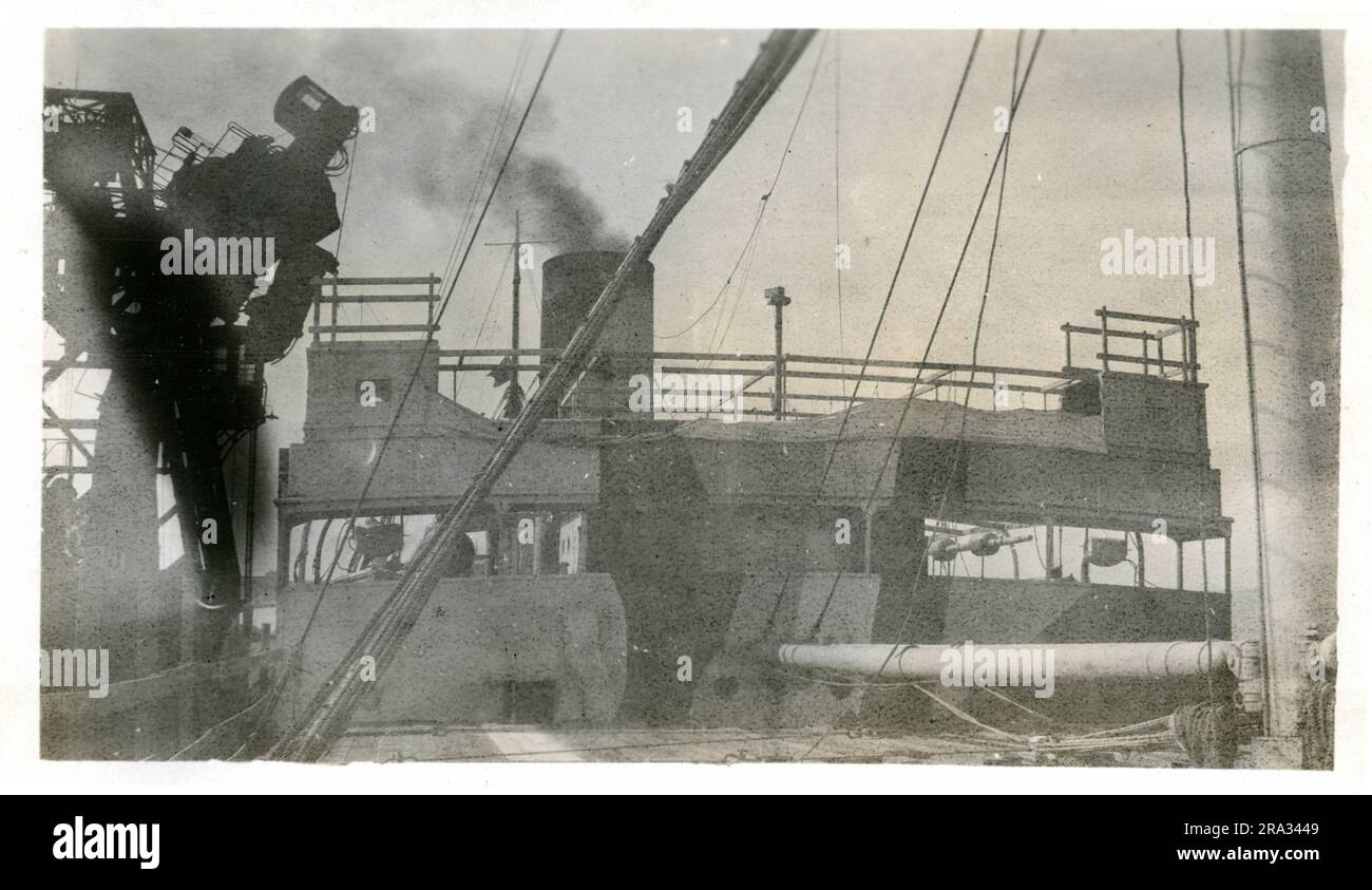 Foto der Vorderseite der Brücke der SS Nortonian. #Foto der Vorderseite der Brücke# 14. Mai 1918. Fotos von: S.S. Nortonian. Staatsangehörigkeit: Britisch. Tonnage; Netto 4098 Brutto 6367. Hauptmann; W. Masters. Eigentümer; F. Leyland & Co. Ld Woher: Brunswick, GA, Destination; Liverpool, England. Wo fotografiert wurde: Charleston, S. C. Sixth Naval District. Von dem er fotografiert wurde; J.B. Dearborn. Offizieller Fotograf. Datum: Mai 2. 1918. Sofern getarnt; Liverpool, Datum des Ing.; März 5. 1918. Getarnt durch Befehle der britischen Regierung. In Liverpool, Eng. 1918-05-02T00:00:00 Stockfoto