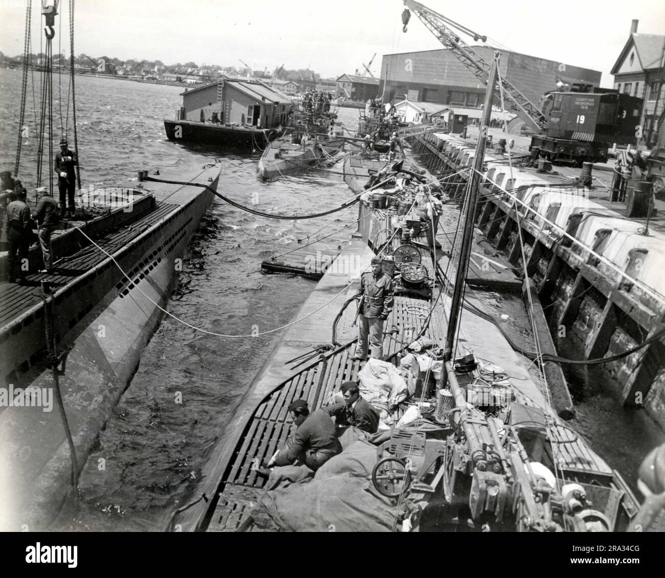 Deutsche U-Boote Übergeben. Dieses Foto zeigt vier deutsche U-Boote am Marinehafen Portsmouth, die vor der Küste Portlands aufgegeben wurden. 1946 - 1946. Nordostregion (Boston, MA). Fotodruck. Abteilung der Marine. Erster Marinebezirk. Büro des stellvertretenden Stabschefs für Verwaltung. Büro des Historischen Offiziers. Ca. 1941-ca. 1946. Die Verwaltungsgeschichte des ersten Marinestreifens im Zweiten Weltkrieg Stockfoto