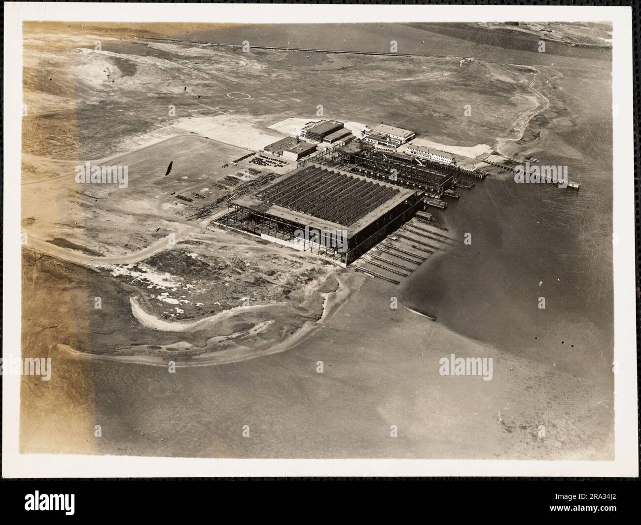 Gebäude 10 und 11 der ehemaligen USA Zerstörerwerk in SQUANTUM Naval Reserve Aviation Base, Quincy, Massachusetts. NRAB SQUANTUM sieht aus wie SW Gebäude 10+11 des ehemaligen US-amerikanischen Zerstörerwerk in der Mitte des Vordergrunds. 1939-06-28T00:00:00. Stockfoto
