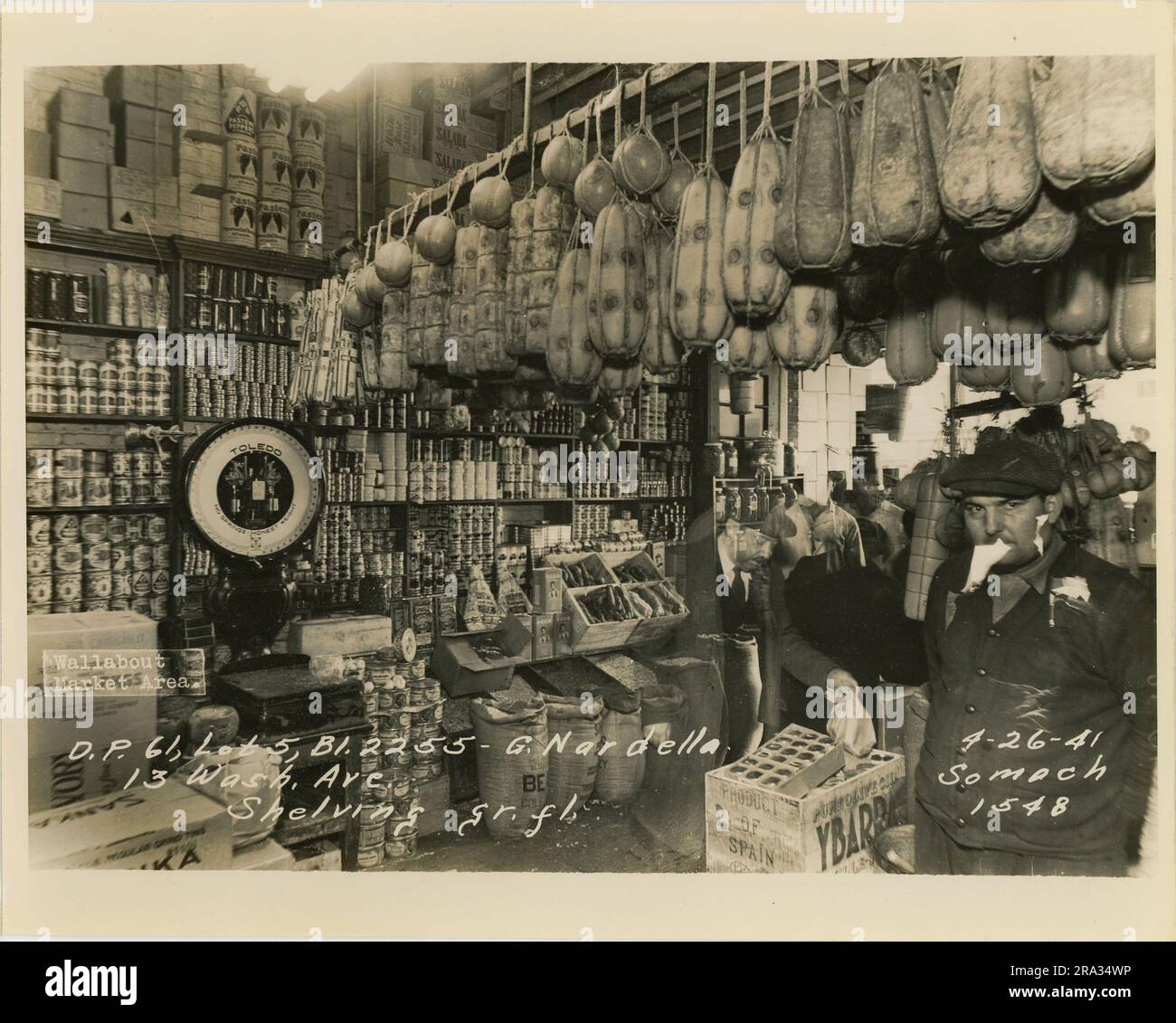 Foto mit Blick auf das Innere des Zimmers von Lot 5, BL. 2255 Uhr - G. Nordella, 13 Uhr Wasch. Ave, Regale im Erdgeschoss mit Kunden im Geschäft. Stockfoto