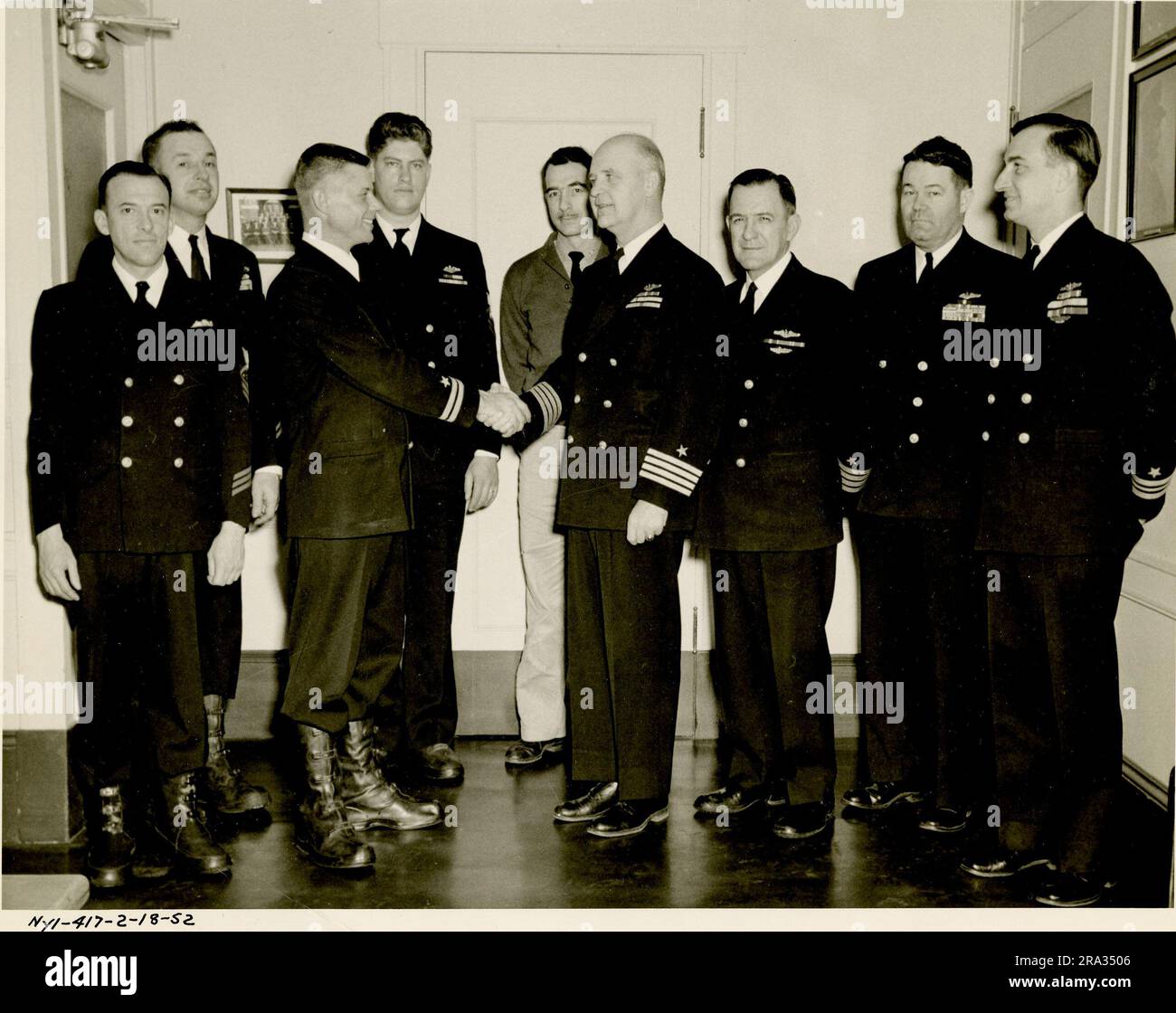 Zeremonie für die USS Tirante. Originalunterschrift: Das U-Boot USS Tirante (SS420) wurde bei einer Zeremonie, die am 18. Februar 1952 um 1300 Uhr im Büro des Kommandeurs, Portsmouth Naval Shipyard, stattfand, in die Reserve eingestellt. 1952-02-18T00:00:00. Stockfoto