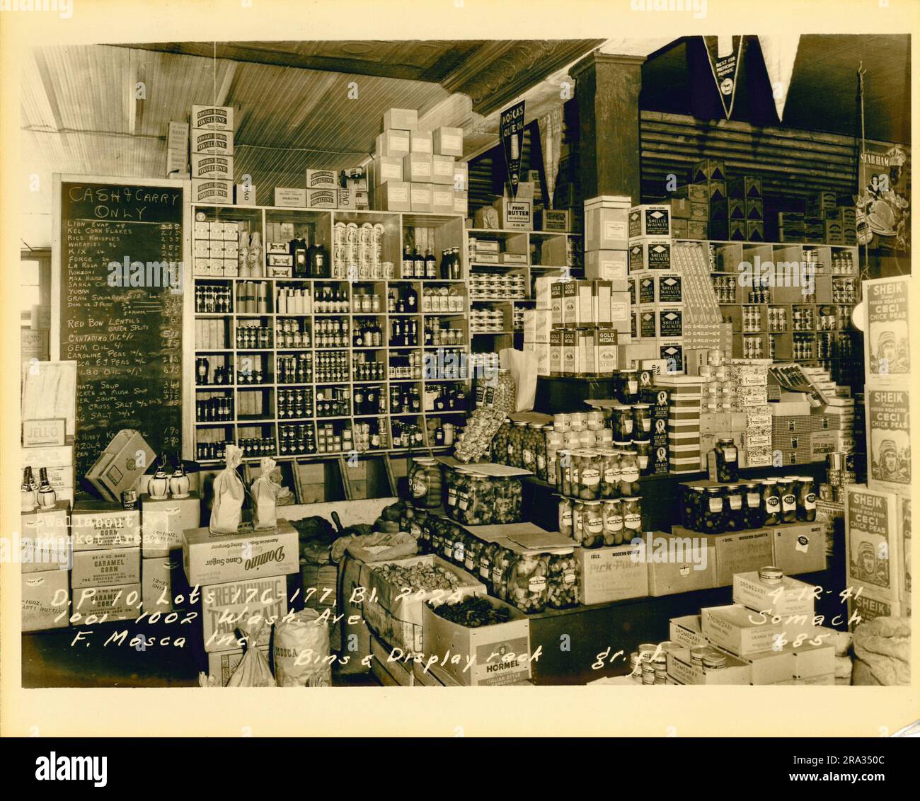 Foto des Wallabout Market, D.P. 10, Lots 176-177, Building 2024, 1001-1002 Washington. Ave., F. Mosca, Regale & Behälter, gr.fl. Ladenansicht der ausgestellten Artikel mit Werbeschildern für Disney's „Schneewittchen und die sieben Zwerge“ und Planter's Peanuts, ab Negativ 684... Stockfoto