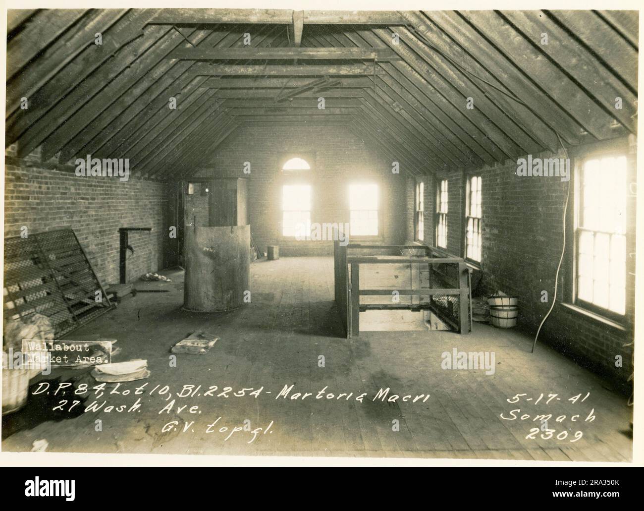 Foto von Interior Wallabout Market, D.P. 84, Los 10, Bl. 2254, 27 Wash. Ave. Martori & Macri G. V. TOP FL. Blick auf den Dachboden mit Fenstern und Dachrinnen, Details vom Negativen 2309. Stockfoto