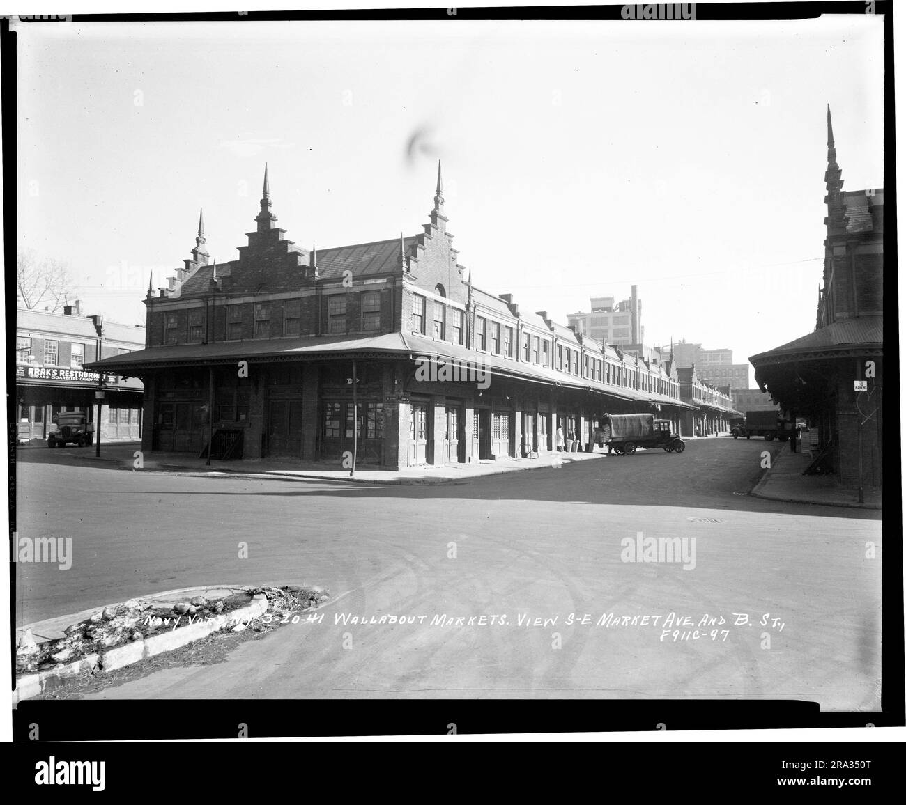 Blick nach Südosten von der Market Avenue und der B Street. Foto, das südöstlich von der Market Avenue und B Street, Brooklyn, New York... Stockfoto