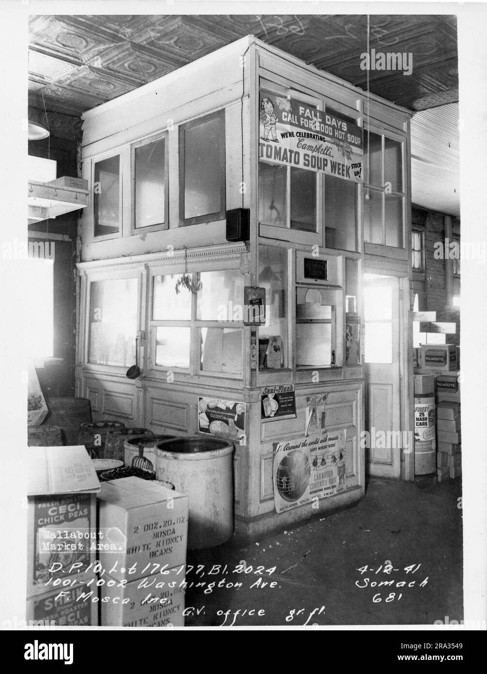 Foto von Interior Wallabout Market, D.P. 10, Lot 176-177, Building 2024, 1001-1002 Washington Ave., F. Mosca Inc. G.V. Büro gr.fl. Blick auf die Büroabtrennung mit Werbeschilderung „We're celebrating Campbell's Tomato Soup Week“, Ceci Kichererbsen, Palmolive Boxen von Negative 681.. Stockfoto