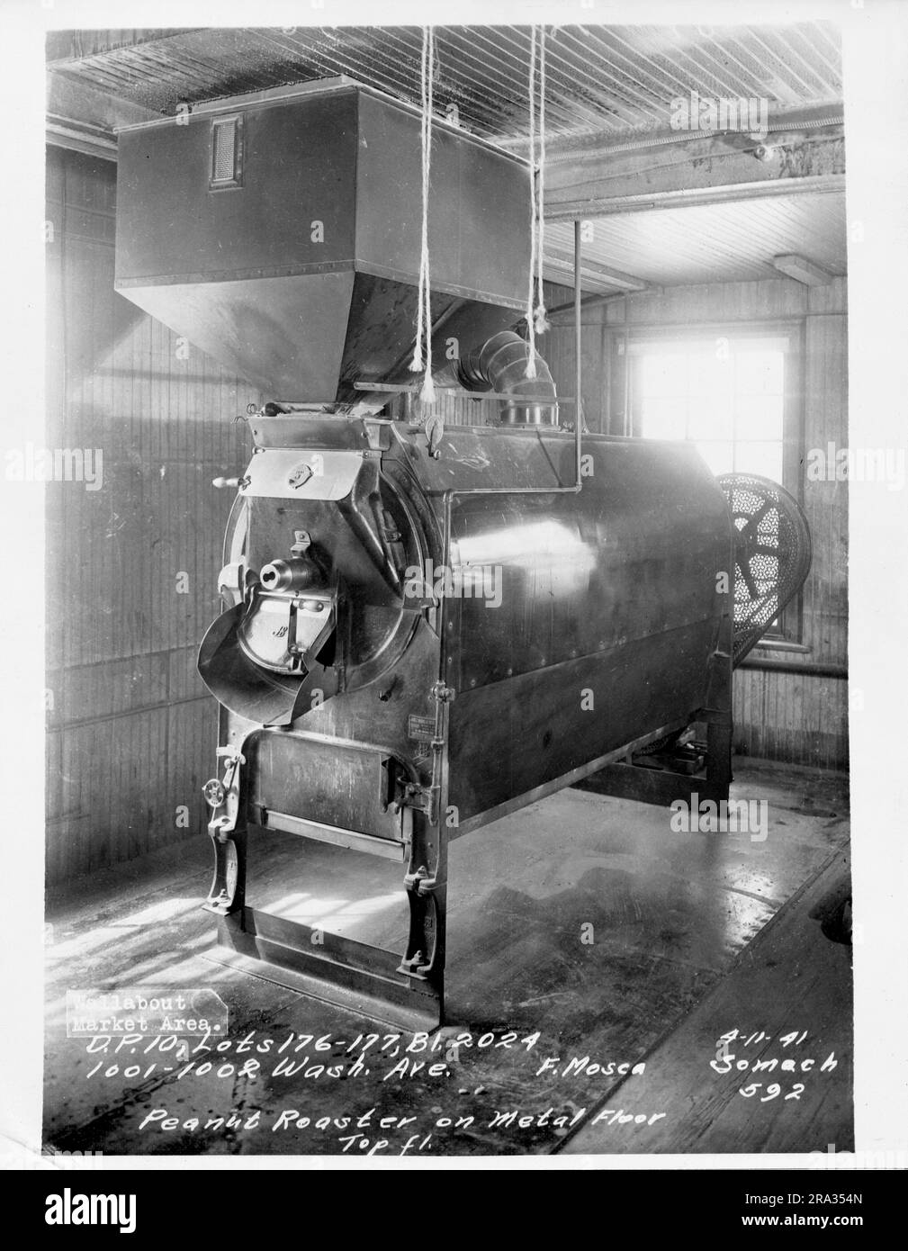 Foto des Wallabout Market, D.P. 10, Lots 176-177, Building 2024, 1001-1002 Washington. Ave., F. Mosca, Erdnussbraten auf Metallboden, oberste Ebene... Blick vom Zimmer auf den großen Erdnussbraten mit Lüftungsschlitz, vom Negativpunkt 592.. Stockfoto