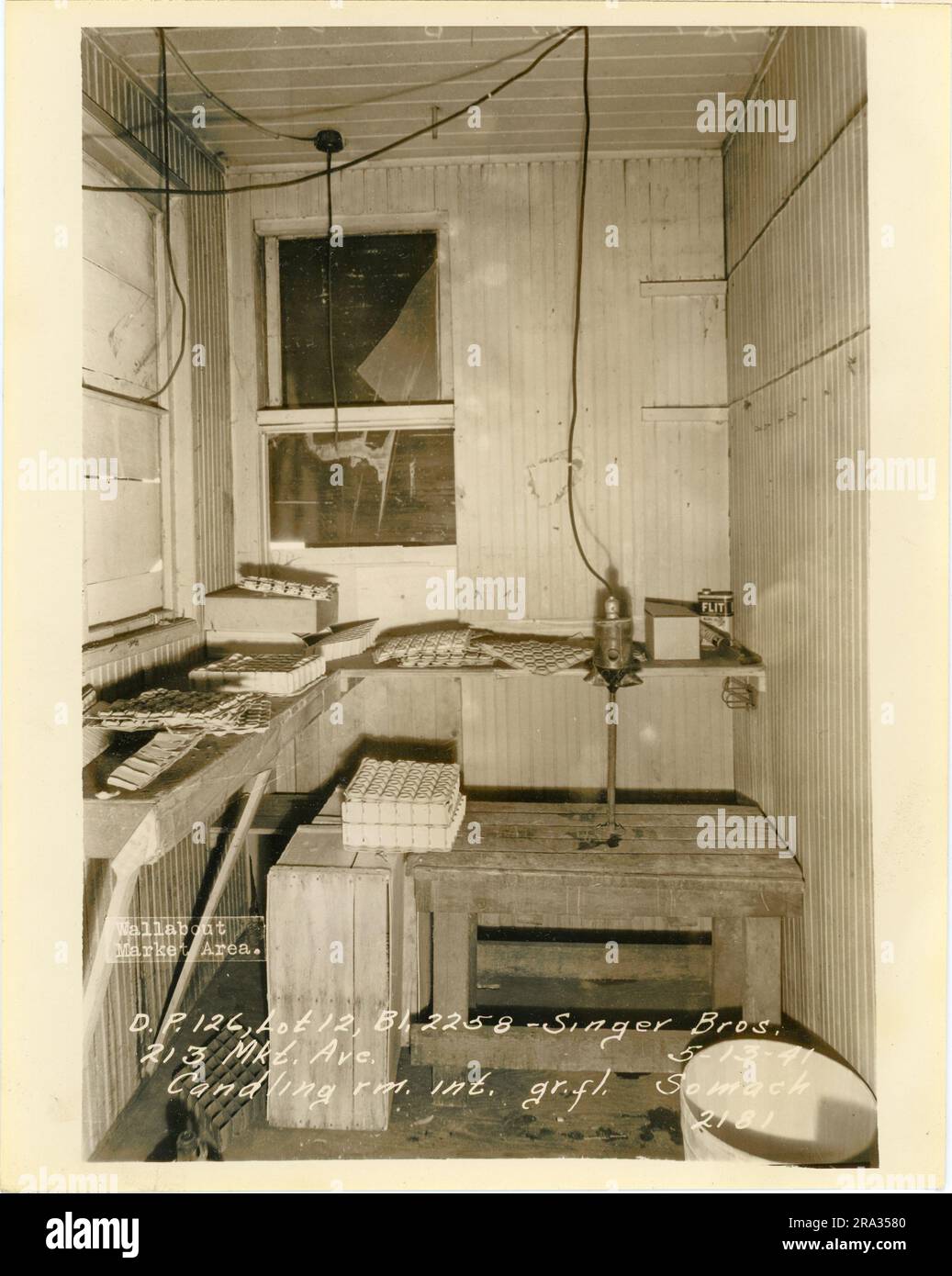 Foto des Innenraums von Los 12, Bl. 2258, 213 Mkt. Ave, Kerzenraum im Erdgeschoss von Singer Bros, D.P. 126. Stockfoto