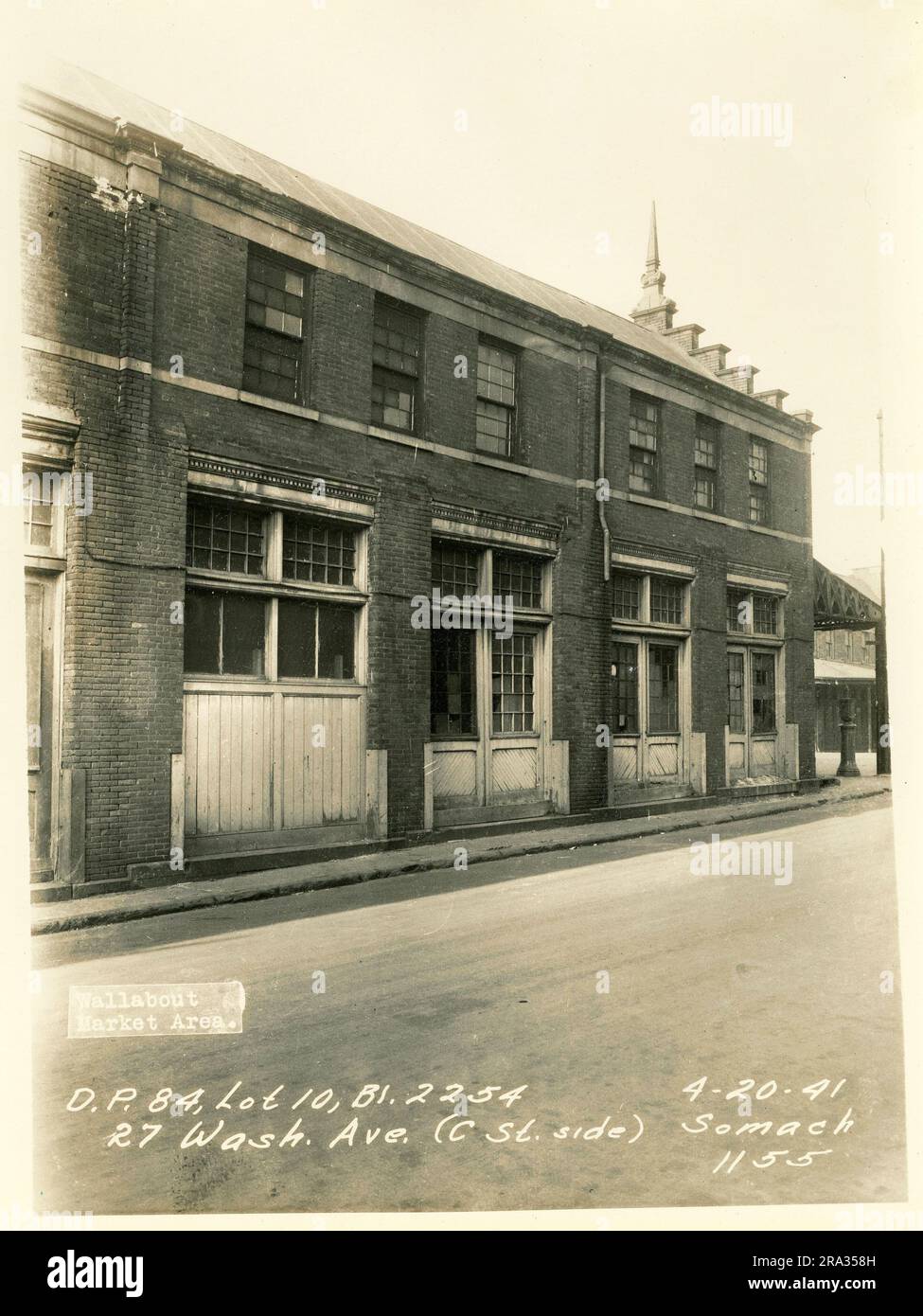 Foto: Wallabout Market, D.P. 84, Los 10, Bl. 2254, 27 Wash. Ave. (Seite C Straße). Außenansicht des Gebäudes mit einigen architektonischen Details aus dem Negativjahr 1155. Stockfoto