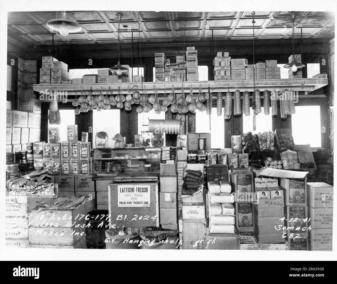 Foto des Wallabout Market, D.P. 10, Lots 176-177, Building 2024, 1001-1002 Washington. Ave., F. Mosca, G.V. Hängendes Regal gr.fl. Ansicht der Ladenartikel auf der Ausstellungsfläche vom Negativpunkt 682.. Stockfoto