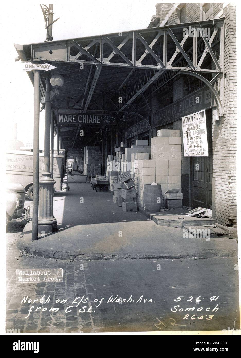 Foto: Wallabout Market, nördlich auf der E/S of Washington. Ave von der C St. Blick auf die Straße mit Blick auf Antonio Piccinis Schaufensterfront mit Lastwagen, Kisten, Fässern und Beschilderung für Marie Chiare und neuer Lage, aus dem Negativjahr 2653. Stockfoto