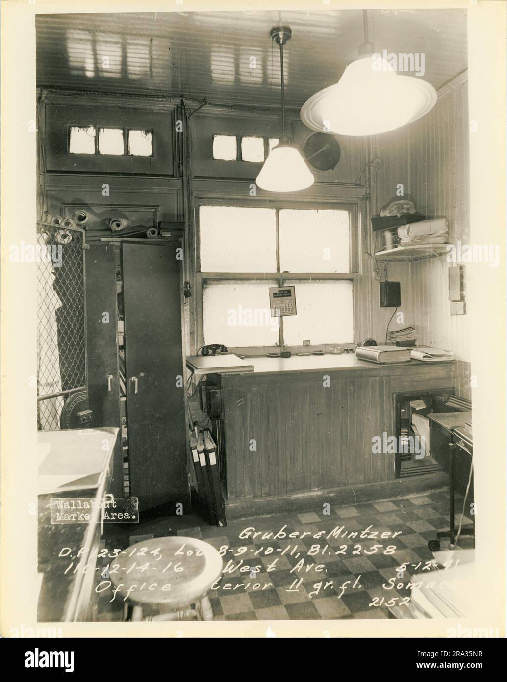 Foto des Innenraums der Lose 8-9-10-11, Bl. 2258, 110-12-14-16 West Ave, Büroeinrichtung im Erdgeschoss von Gruber & Mintzer, D.P. 123-124. Stockfoto