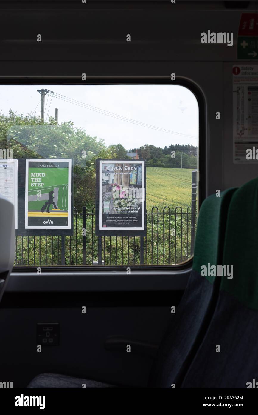 Vom Bahnhof aus gesehen ist ein Schild mit der Aufschrift „Castle Cary“ zu sehen Stockfoto