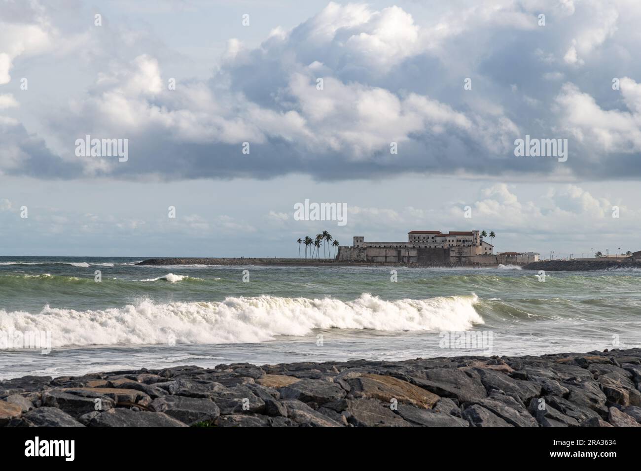 Schloss Elmina von der Küste aus Stockfoto