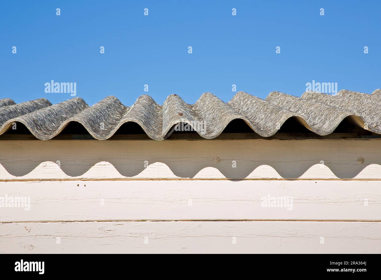 Altes gefährliches Dach aus Wellasbestpaneelen - eines der gefährlichsten Materialien in Gebäuden und Bauindustrie, sogenannter Hidd Stockfoto