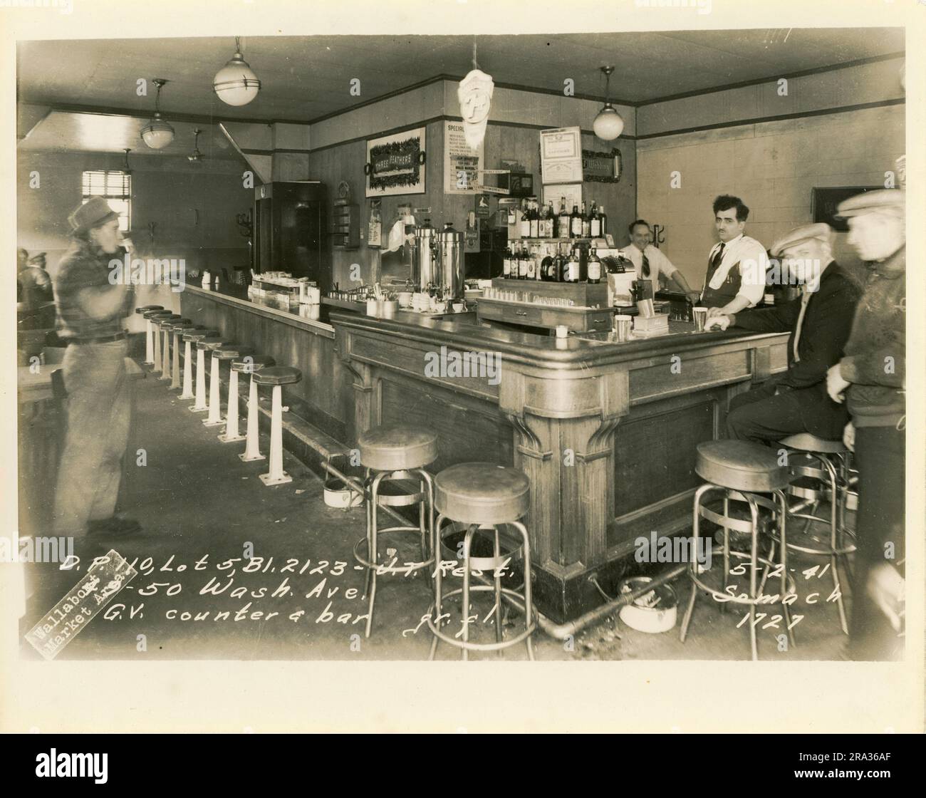 Foto des Innenraums von Los 5, Bl. 2123, 49-50 Waschen. Ave, Theke und Bar im Erdgeschoss des J. T. Restaurants. Stockfoto