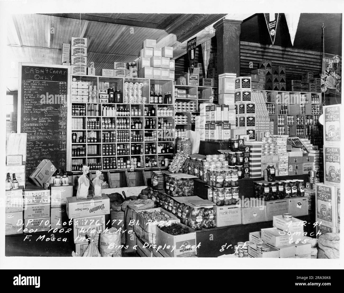 Foto des Wallabout Market, D.P. 10, Lots 176-177, Building 2024, 1001-1002 Washington. Ave., F. Mosca, Behälter und Display-Rack gr.fl. Ansicht der ausgestellten Artikel mit „Cash & Carry Only“ auf dem Schwarzen Brett ab Negativ 685.. Stockfoto