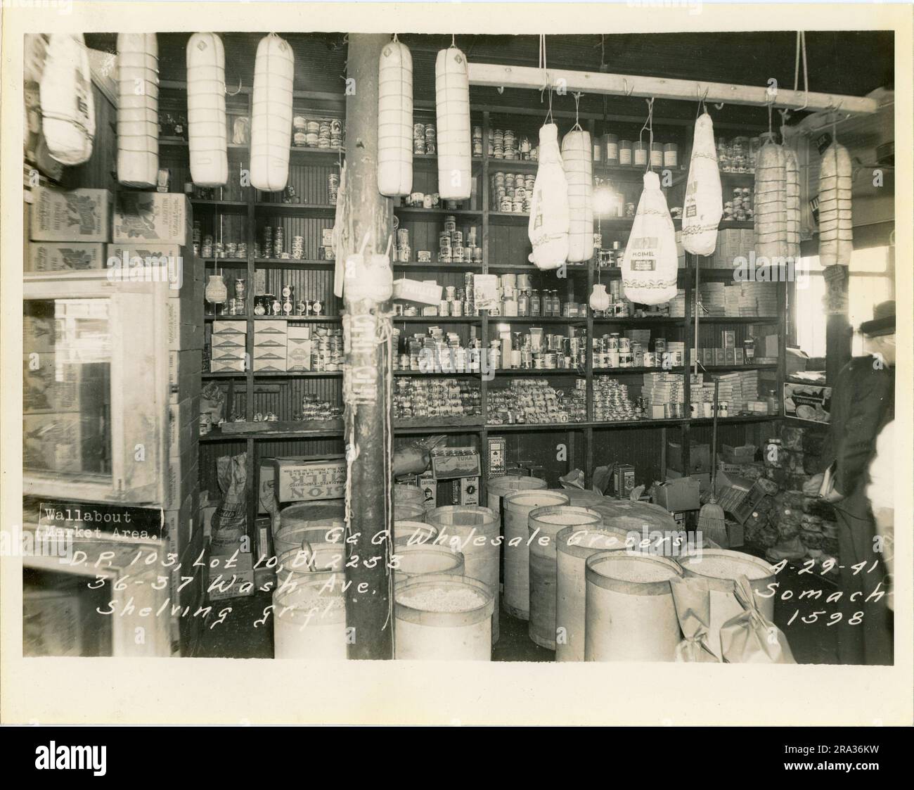 Foto des Innenraums von Los 10, Bl. 2253, 36-37 Wash Ave, Regale im Erdgeschoss von G & G Großhandelsgeschäften. Stockfoto
