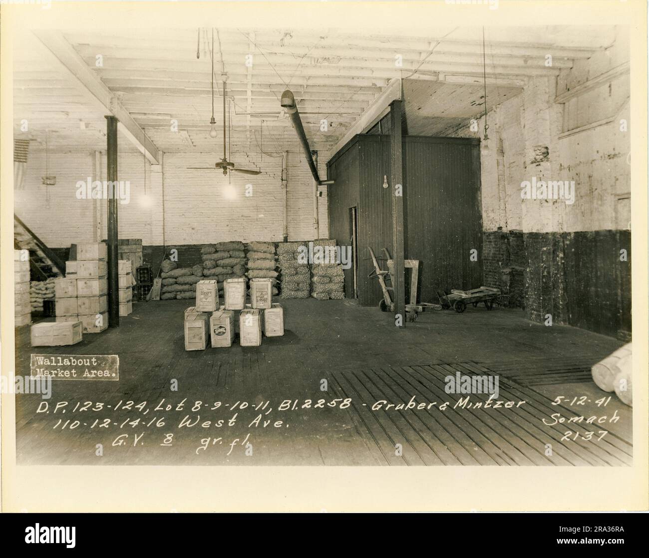 Foto des Innenraums der Lose 8-9-10-11, Bl. 2258, 110-12-14-16 West Ave, Erdgeschoss von Gruber & Mintzer, D.P. 123-124. Stockfoto