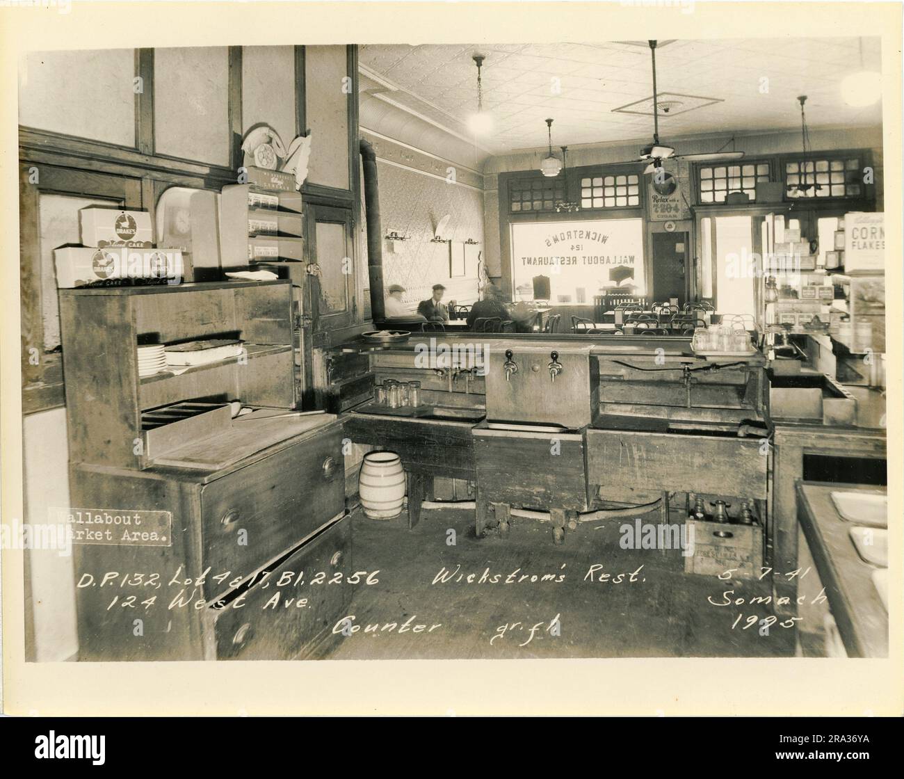 Foto des Innenraums der Lose 4 und 17, Bl. 2256, 124 West Ave, Theke im Erdgeschoss von Wickstrom's Restaurant, D.P. 132. Stockfoto