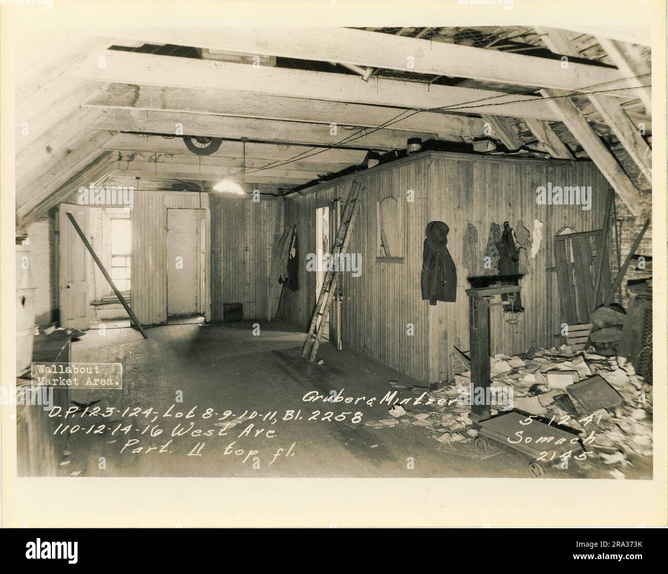 Foto des Innenraums der Lose 8-9-10-11, Bl. 2258, 110-12-14-16 West Ave, Trennwand im obersten Stock von Gruber & Mintzer, D.P. 123-124. Stockfoto