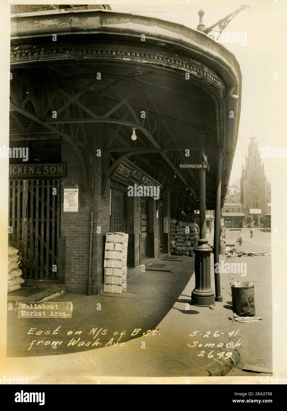 Foto von der Fassade des Wallabout Market, östlich auf der N/S der B St. von der Washington Ave. Blick auf die Straße von Alex. McDicken & Son Ecke mit Beschilderung für "Pass auf die Eröffnung des NEUEN Brooklyn Terminal Market auf", Washington Ave. Und dem Uhrturm im Hintergrund, von Negative 2649. Stockfoto