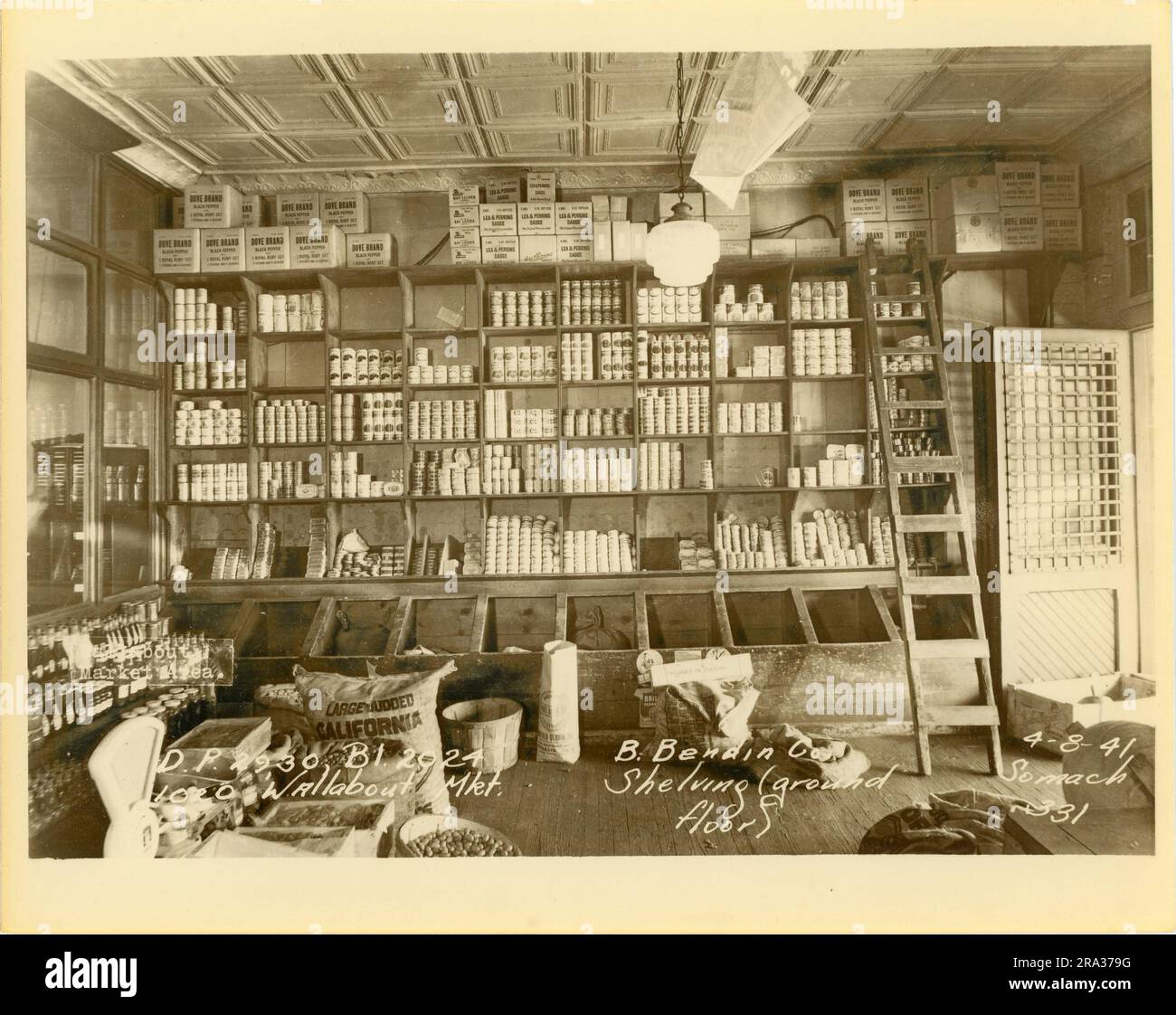 Foto des Innenraums von Bl. 2024, 1020 Wallabout MKT, B. Bendin Co, Regale im Erdgeschoss. Stockfoto