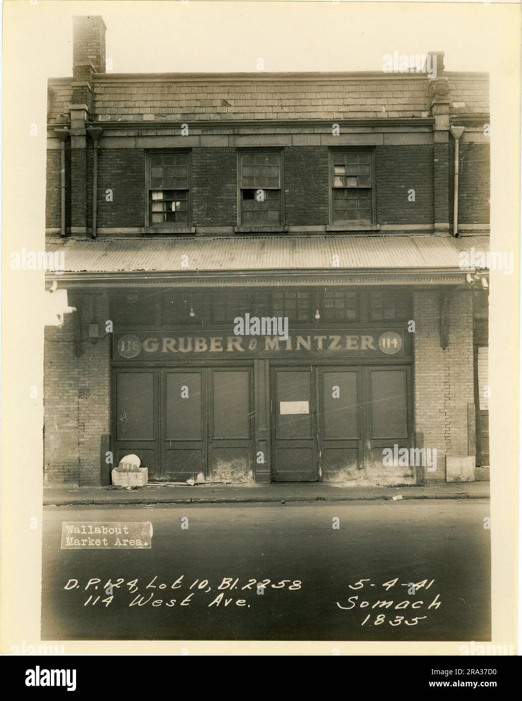 Foto von der Außenseite von Los 10, Bl. 2258, 114 West Ave, D.P. 124. Zeigt die Außenfassade des Gebäudes mit einem Schild für Gruber & Mintzer. Stockfoto