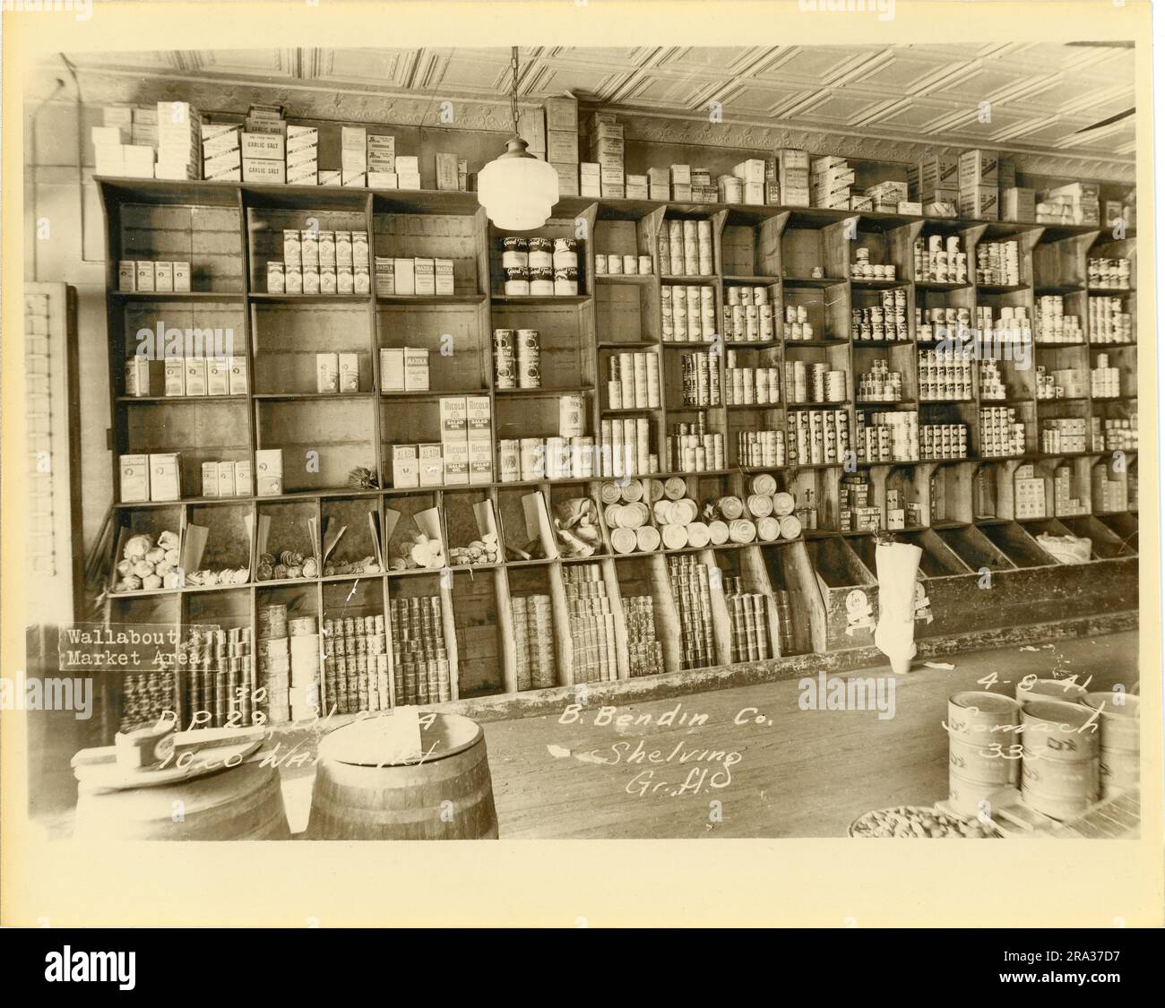 Foto des Innenraums von Bl. 2024, 1020 Wallabout MKT, B. Bendin Co, Regale im Erdgeschoss. Stockfoto