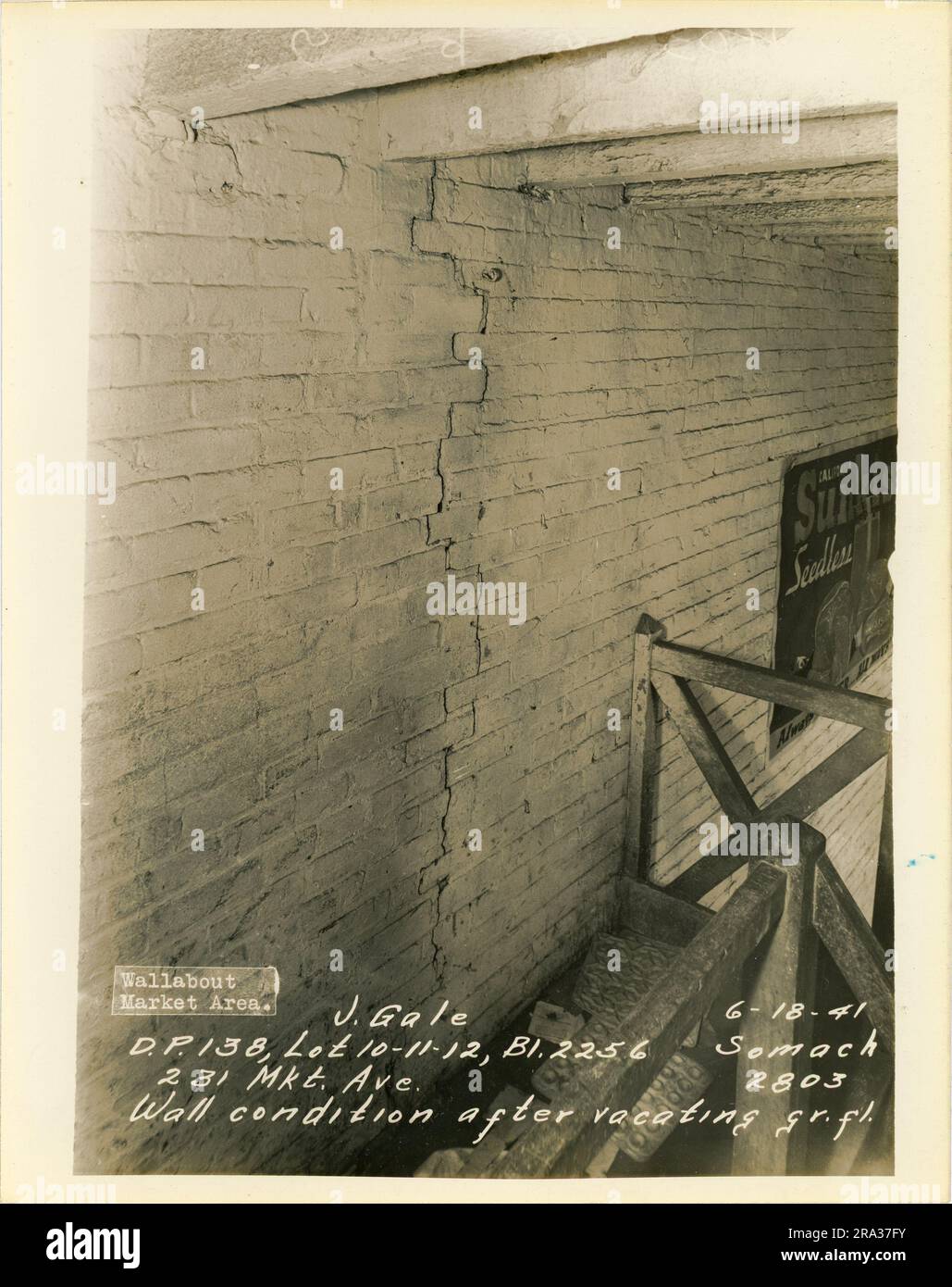 Foto des Innenraums der Lose 10-11-12, Bl. 2256, 231 Mkt. Ave, Wandzustand im Erdgeschoss von J. Gale nach der Räumung, D.P. 138. Stockfoto