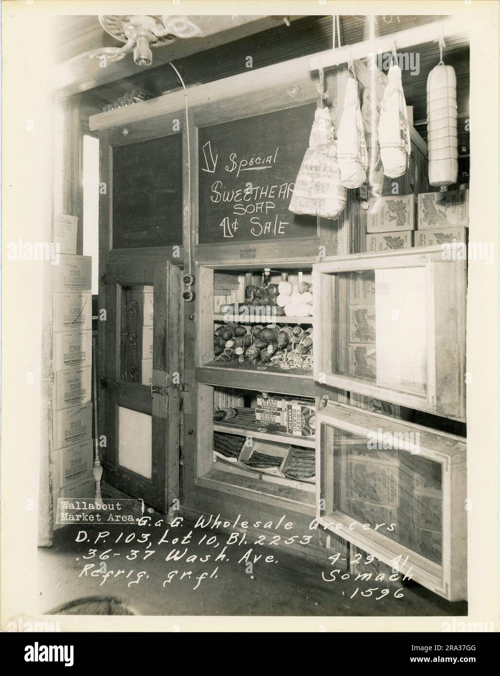 Foto des Innenraums von Los 10, Bl. 2253, 36-37 Wash Ave, Kühlschrank im Erdgeschoss in G&G Großhandelsgeschäften. Stockfoto
