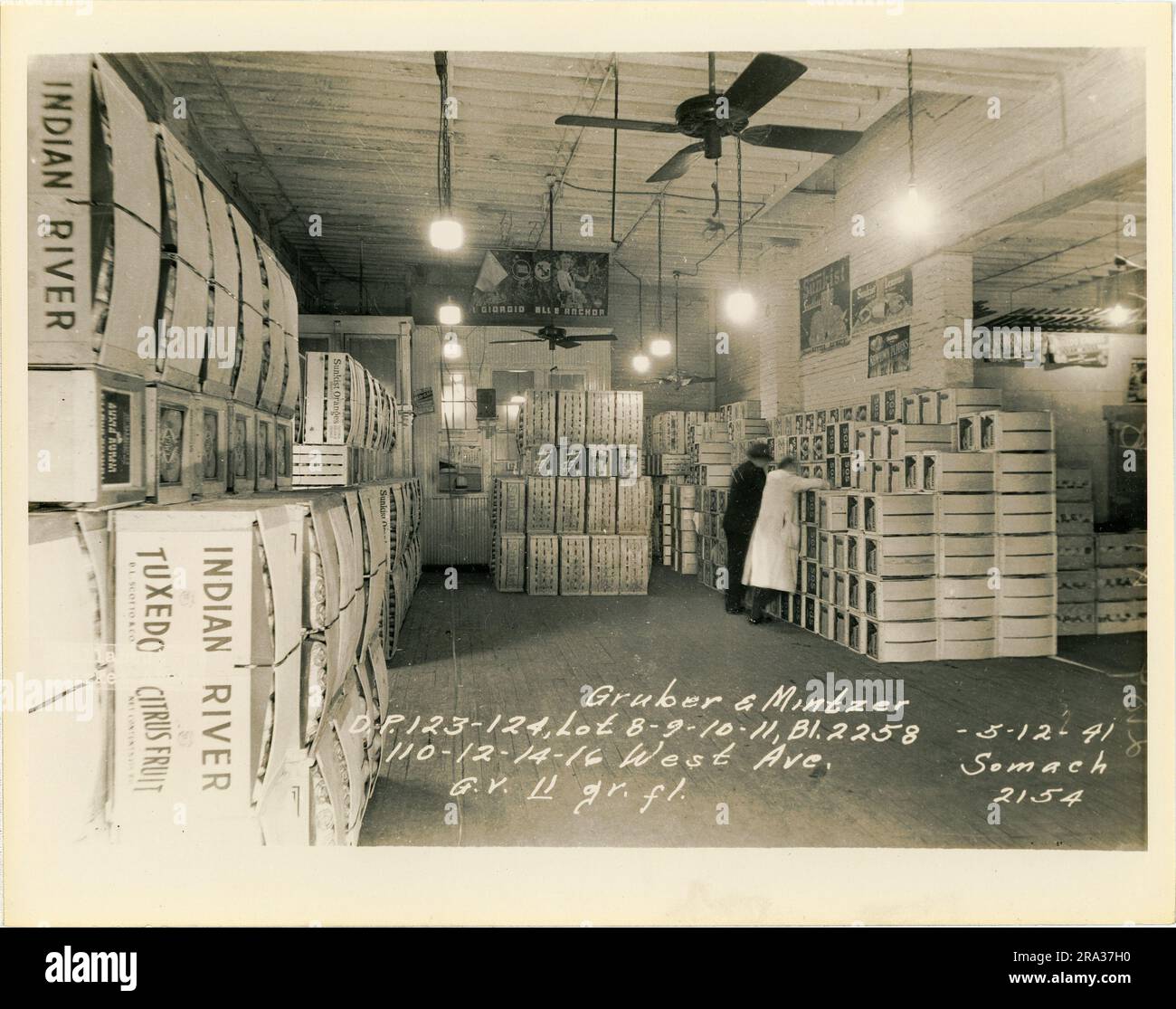 Foto des Innenraums der Lose 8-9-10-11, Bl. 2258, 110-12-14-16 West Ave, Erdgeschoss von Gruber & Mintzer, D.P. 123-124. Stockfoto