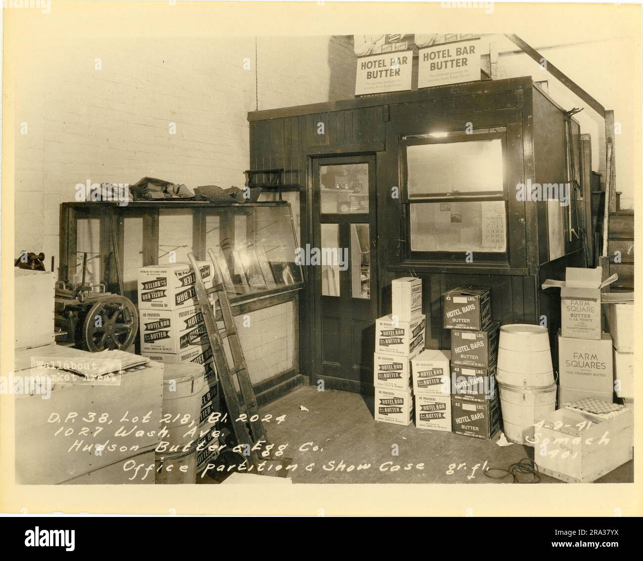 Foto des Innenraums von Los 218, Bl. 2024, 1027 Wash Ave, Hudson Butter & Egg Co., Bürotrennwand und Schaukasten im Erdgeschoss. Stockfoto