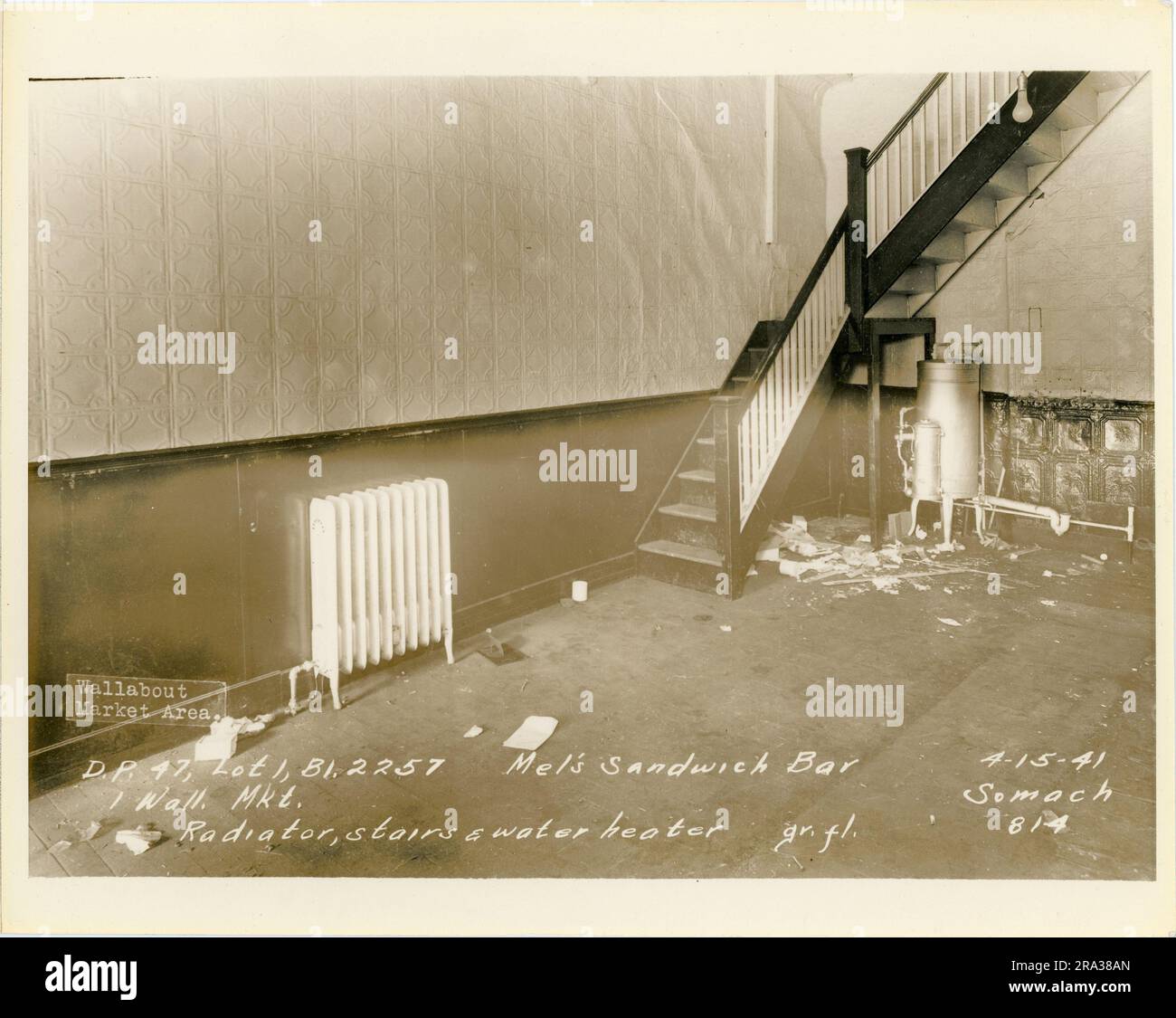 Foto des Innenraums von Los 1, Bl. 2257, 1 Wand. MKT., Heizkörper, Treppen und Wasserkocher im Erdgeschoss von Mel's Sandwich Bar, D.P. 47. Stockfoto