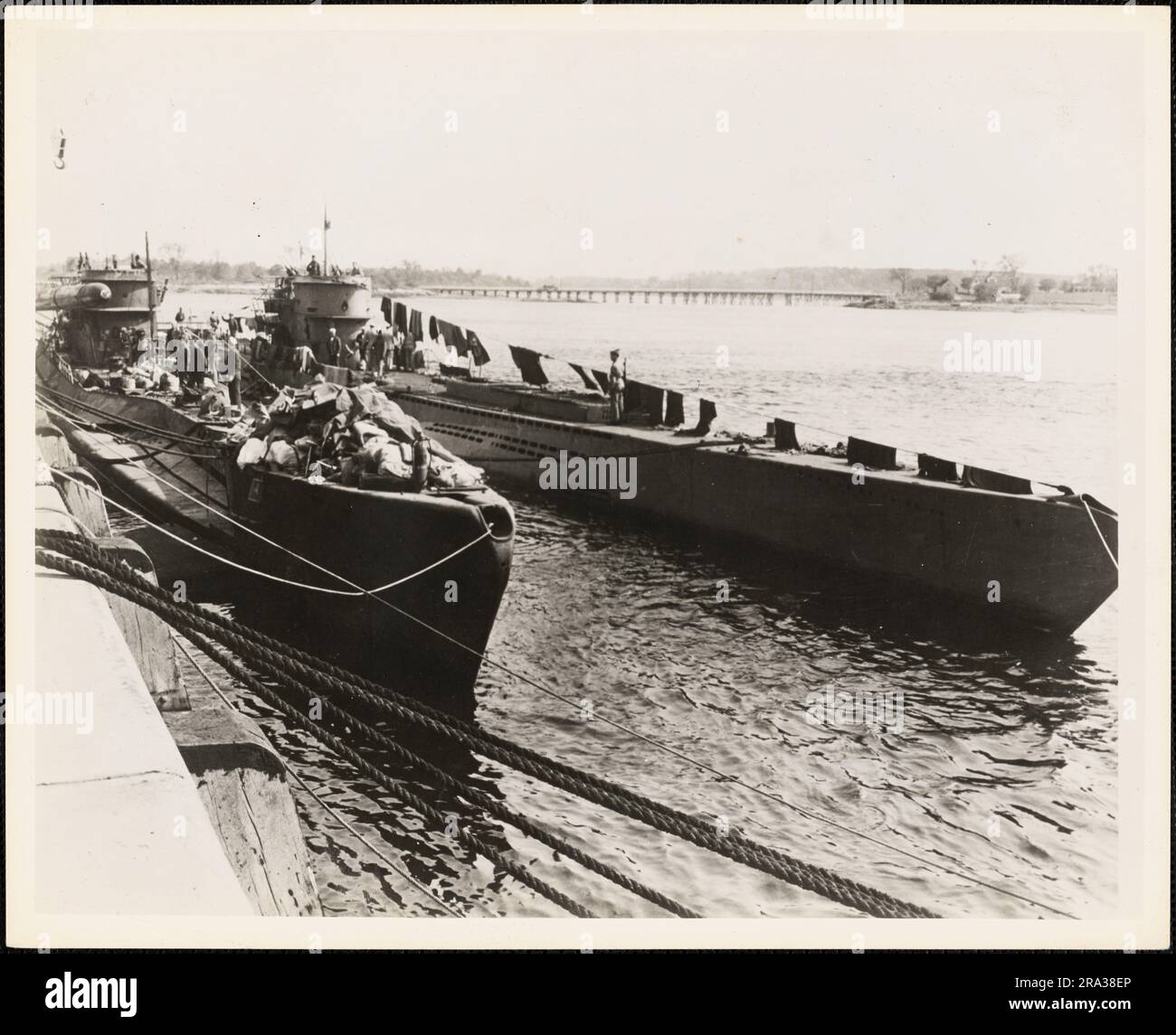 Zwei deutsche U-Boote, Portsmouth, New Hampshire. Zur Verwaltungsgeschichte des ersten Marinestreifens im Zweiten Weltkrieg Stockfoto