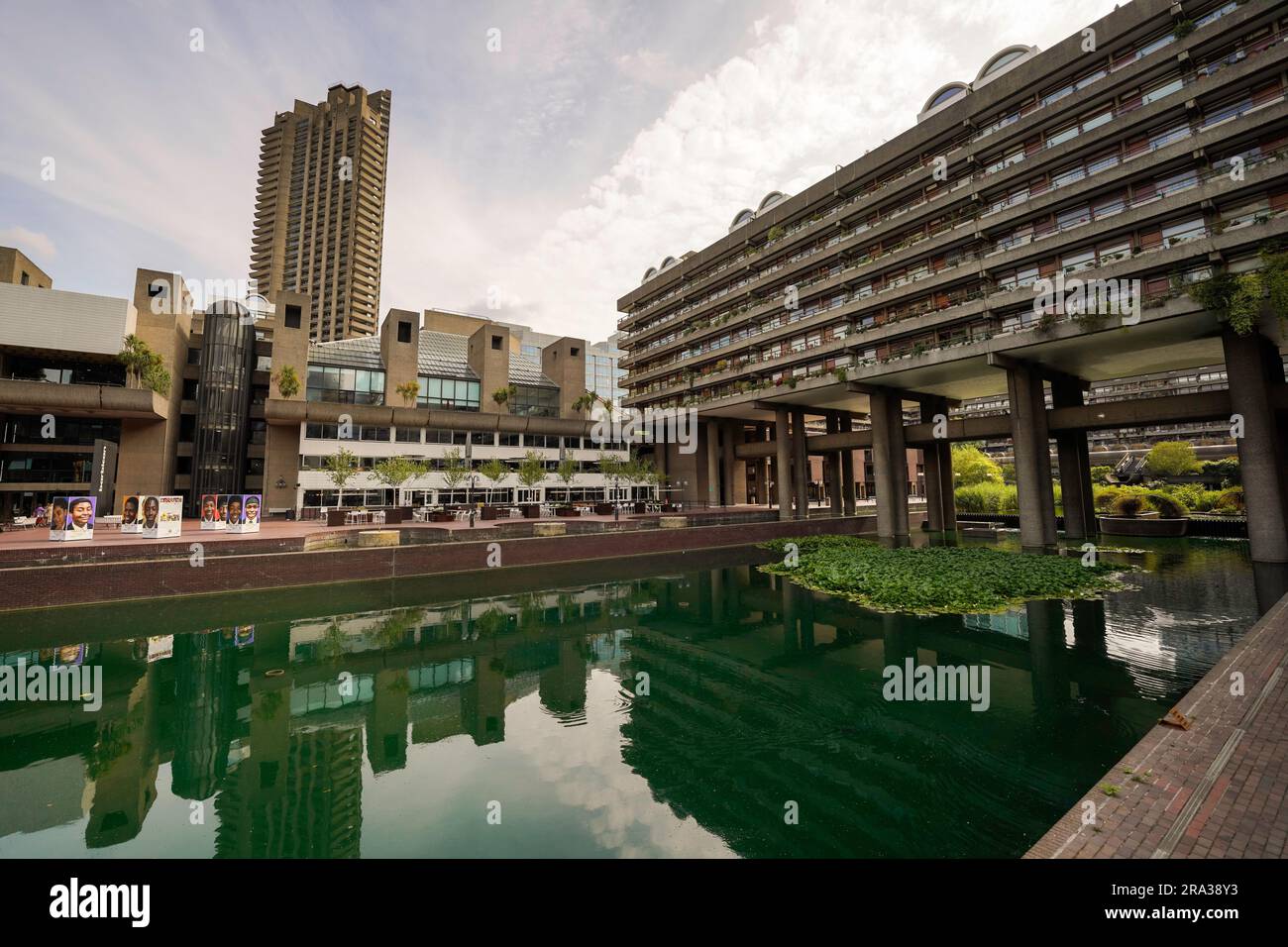 Barbican Centre, Barbican Estate in London, ein Symbol der Brutalistischen Architektur und ein architektonischer Schatz. Ein Wohn-, Kunst- und Kulturzentrum. Stockfoto